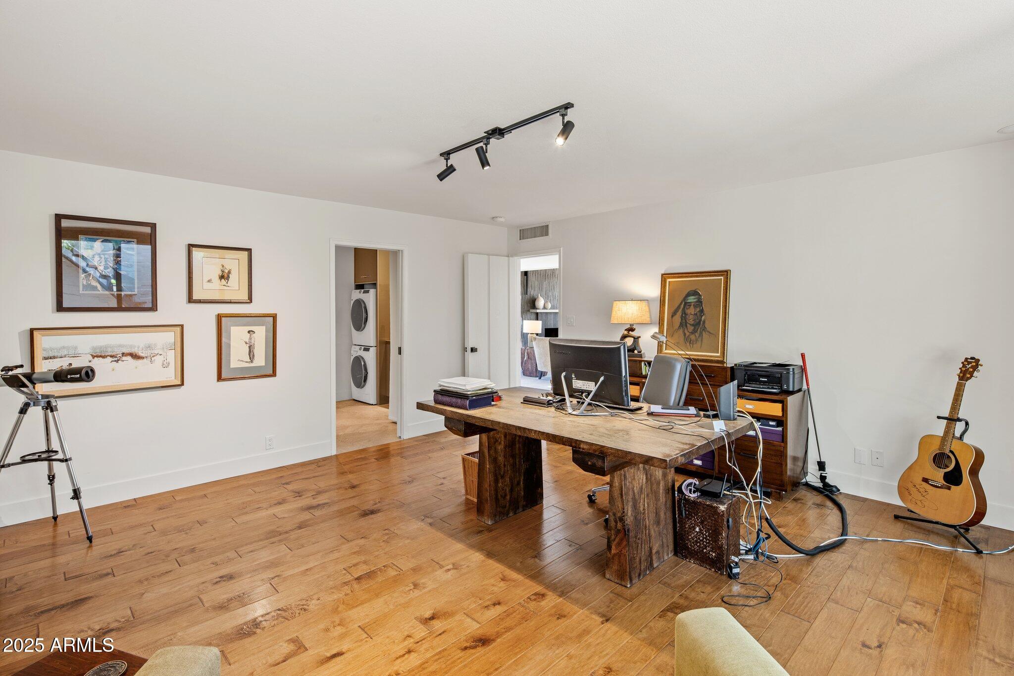 5434 E Lincoln Drive, 78