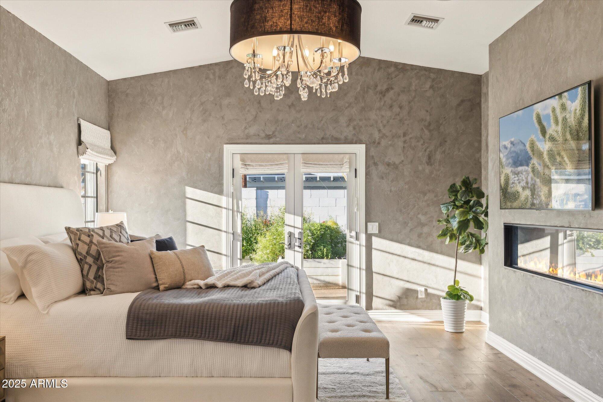 4062 E WHITTON Avenue