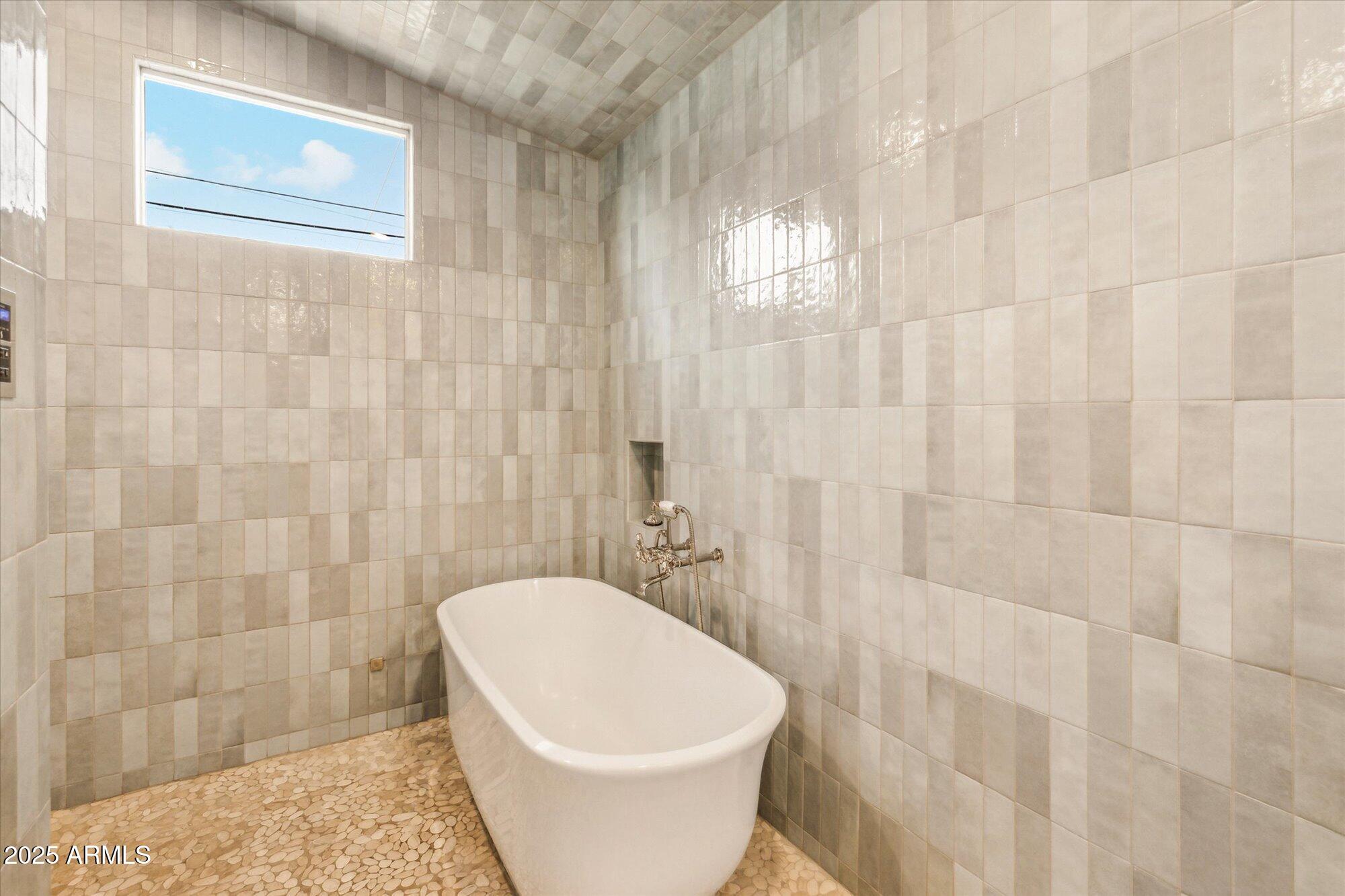 4062 E WHITTON Avenue