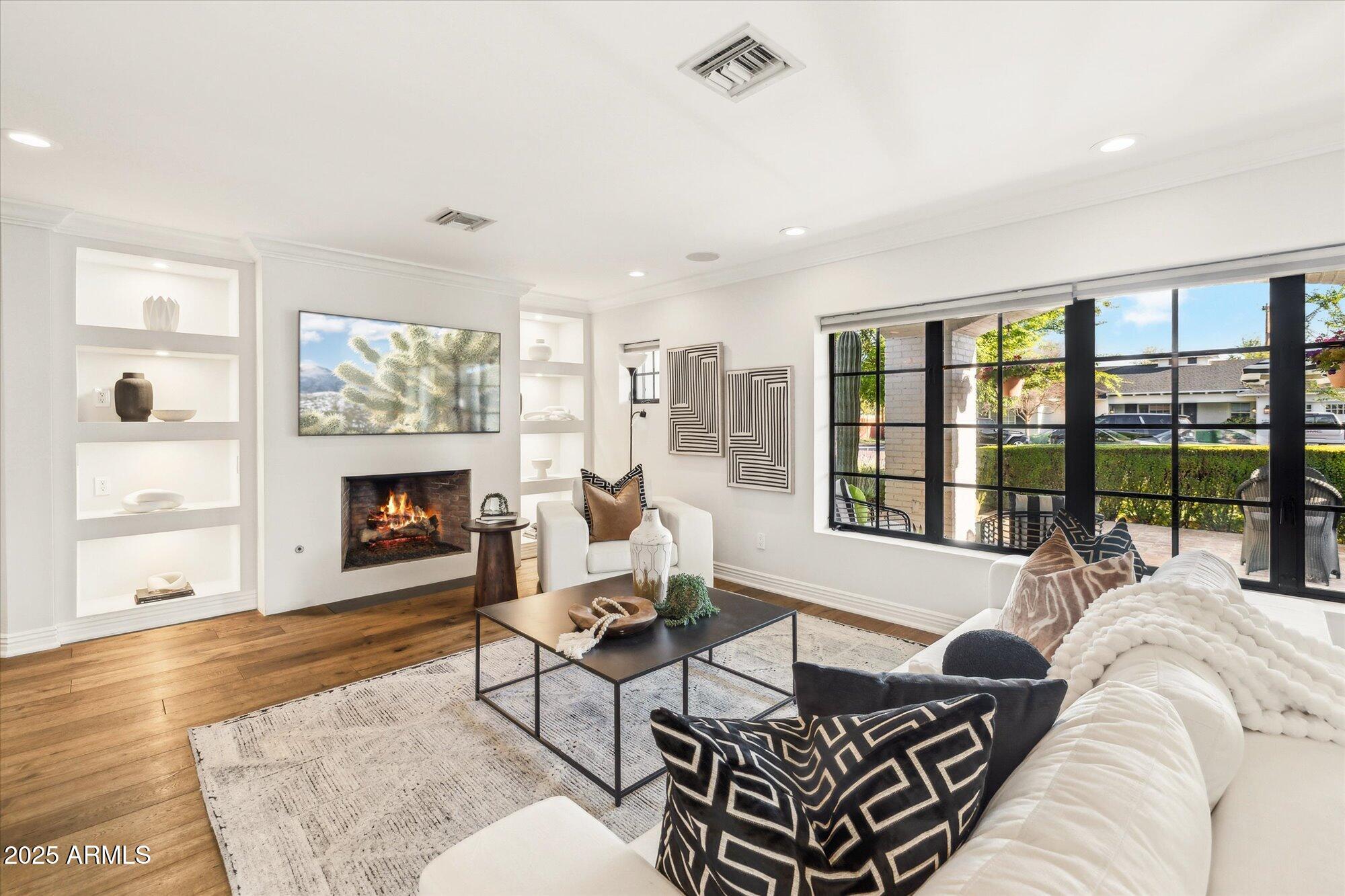 4062 E WHITTON Avenue