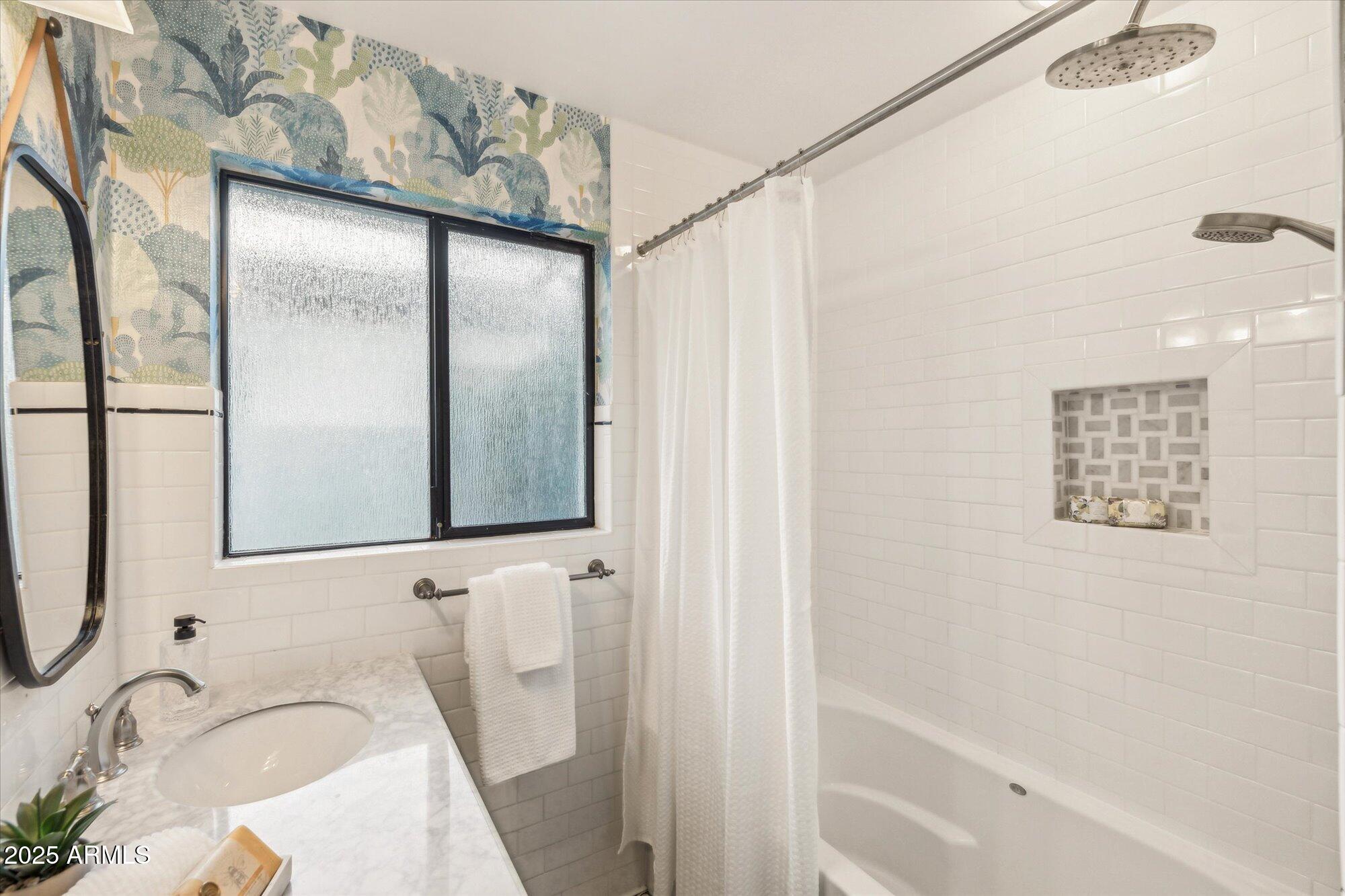 4062 E WHITTON Avenue