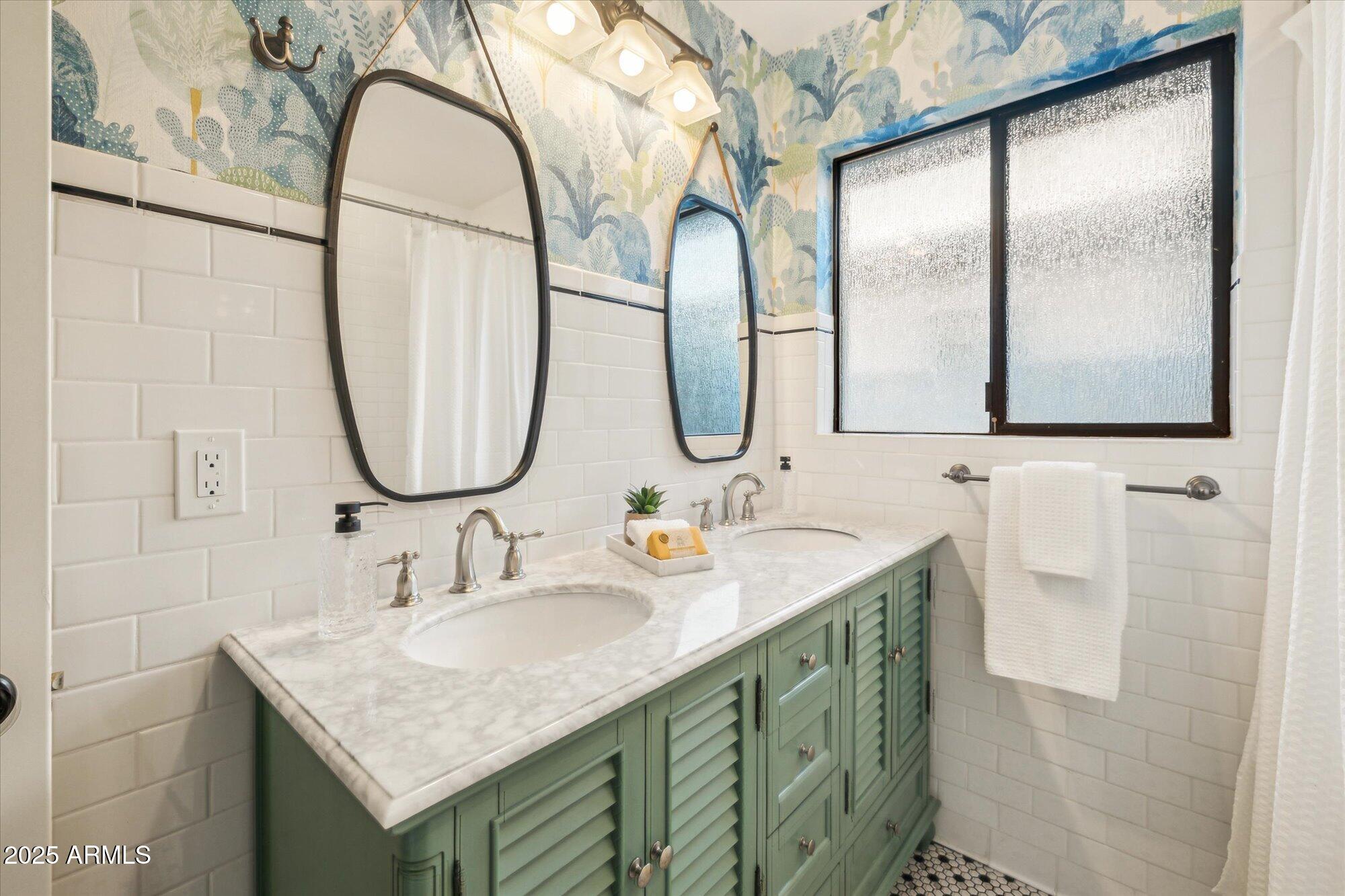 4062 E WHITTON Avenue