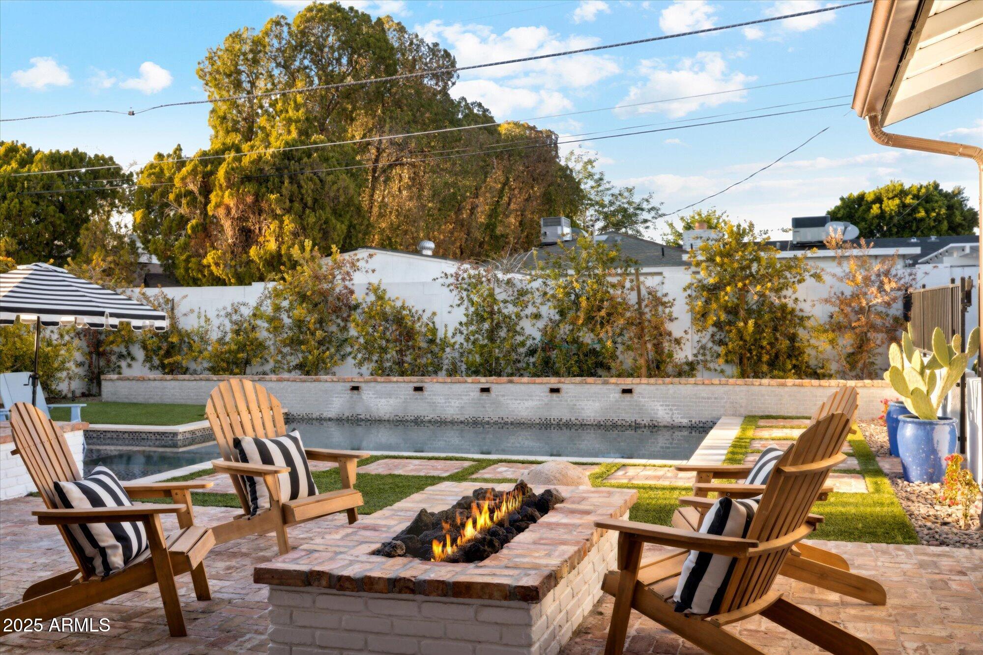 4062 E WHITTON Avenue