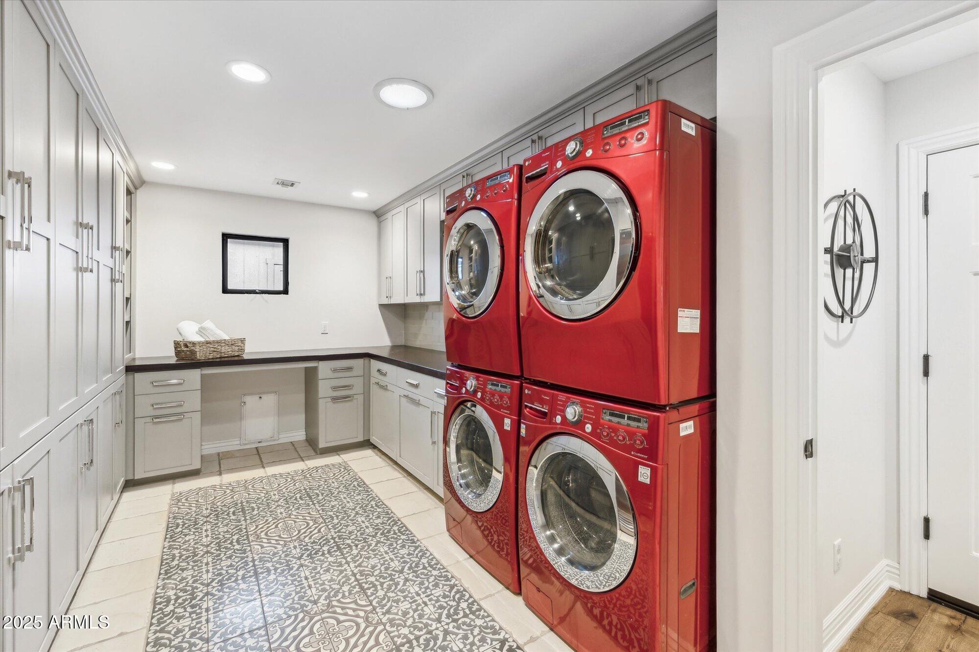 4062 E WHITTON Avenue