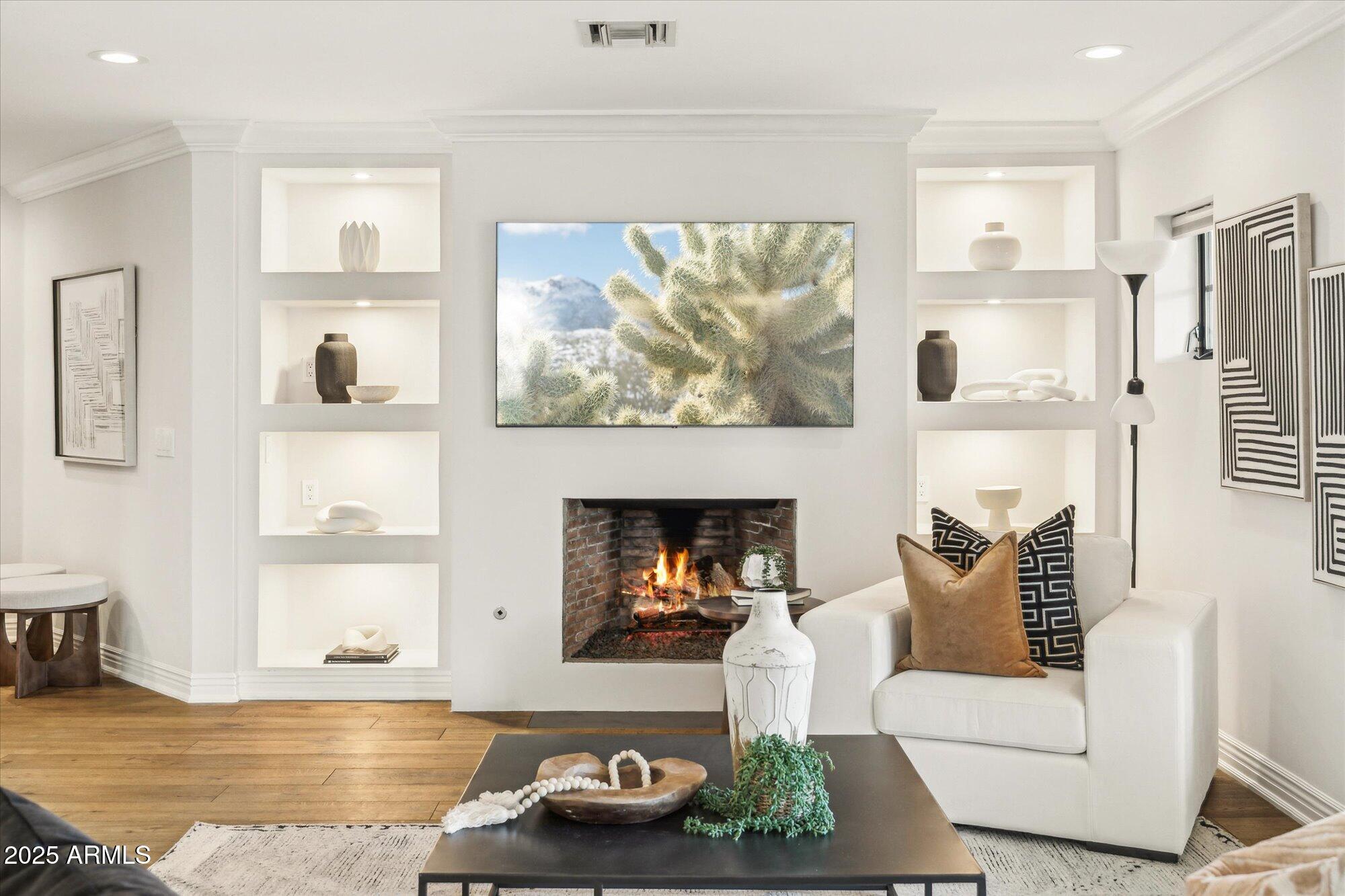 4062 E WHITTON Avenue