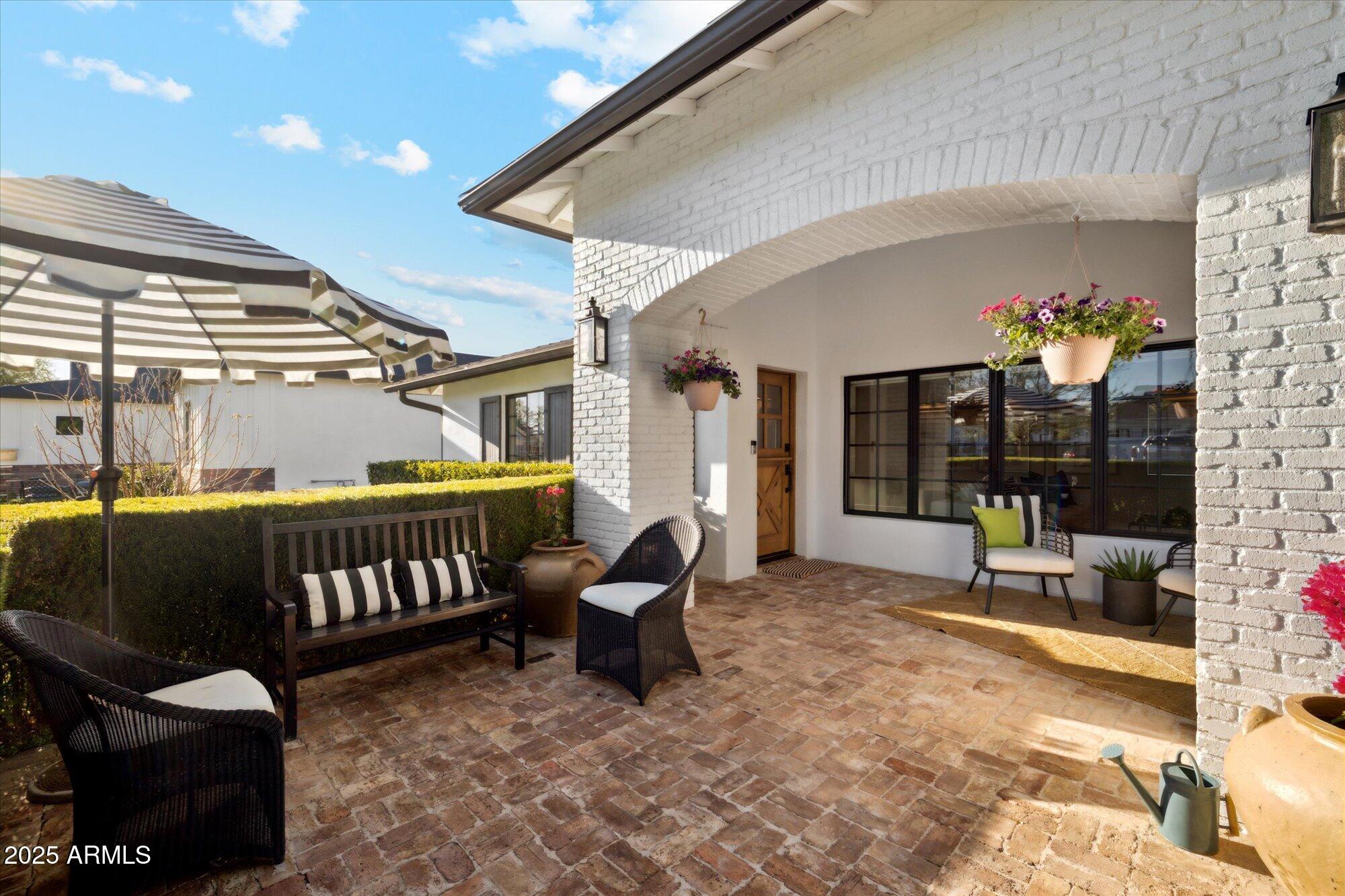 4062 E WHITTON Avenue