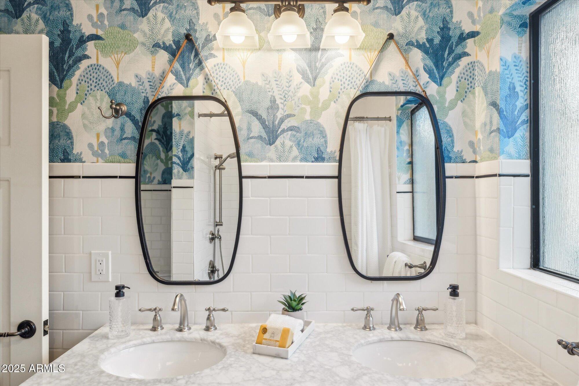 4062 E WHITTON Avenue