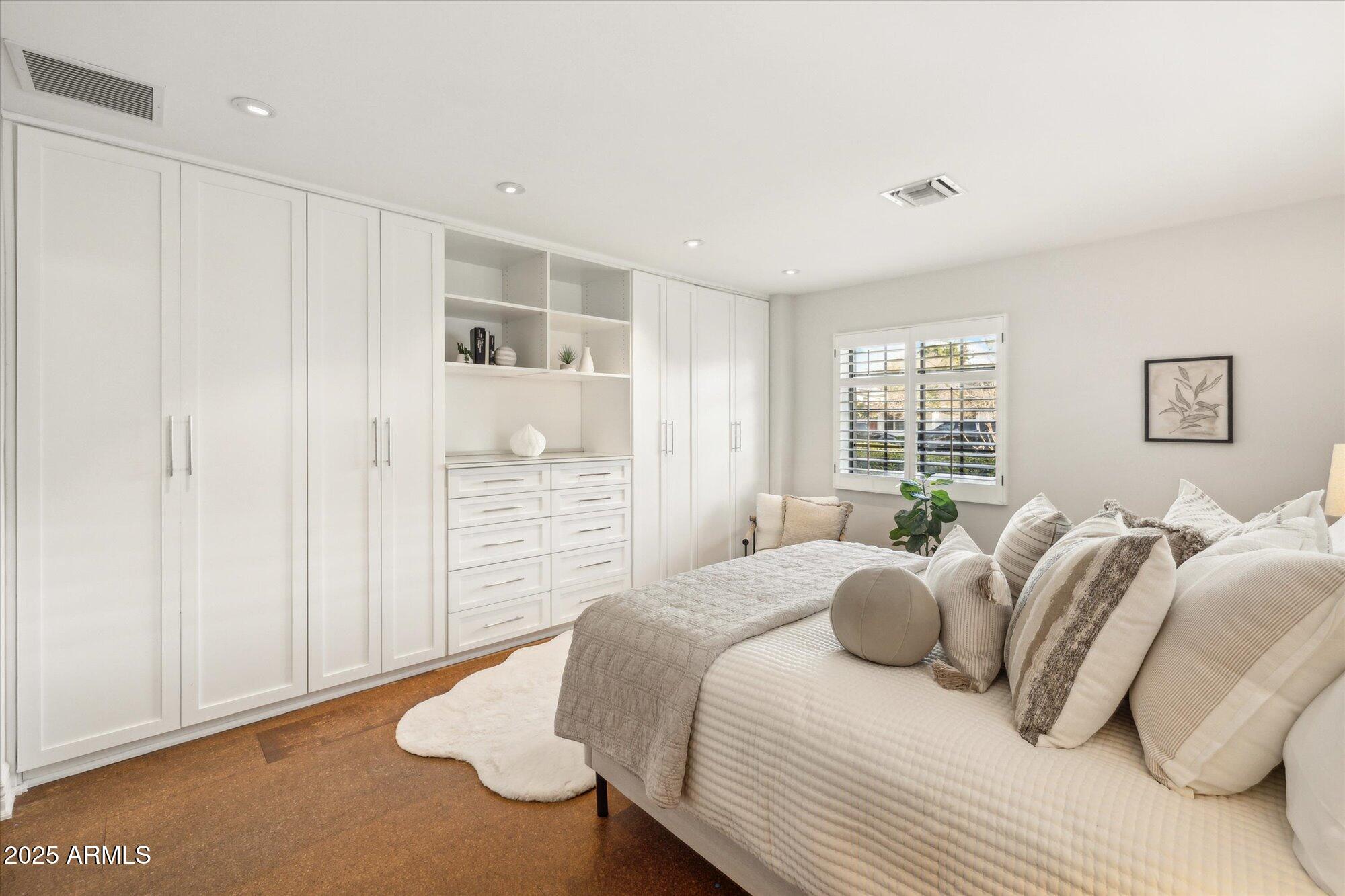 4062 E WHITTON Avenue