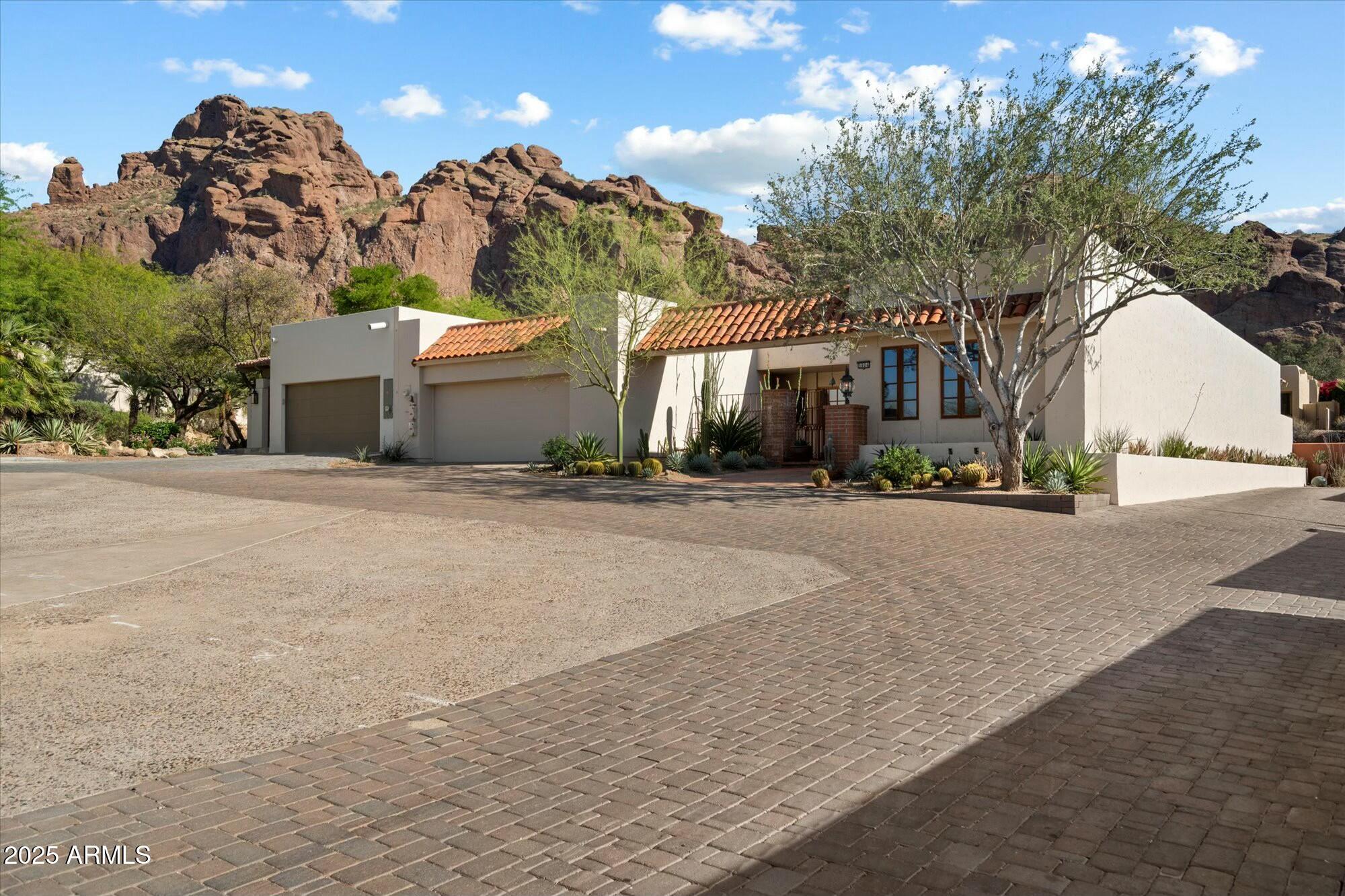 5804 N ECHO CANYON Lane