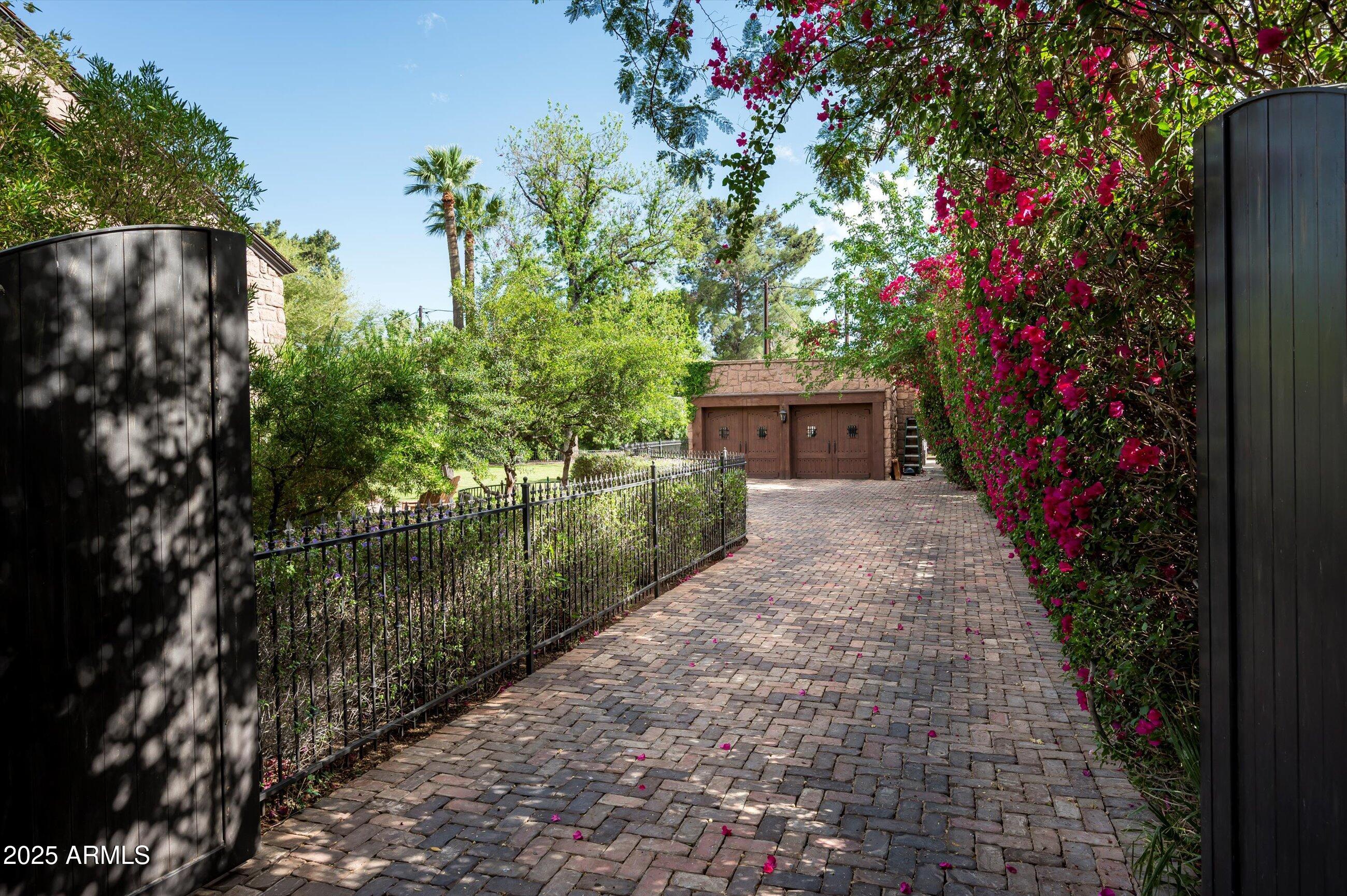 1015 W ENCANTO Boulevard