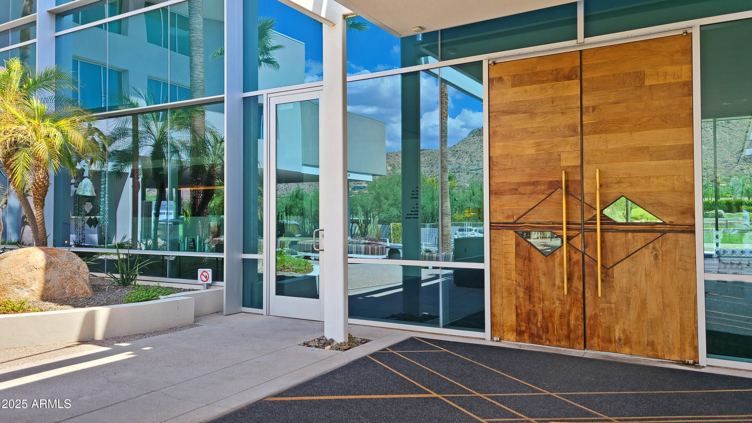 5455 E LINCOLN Drive, 1004