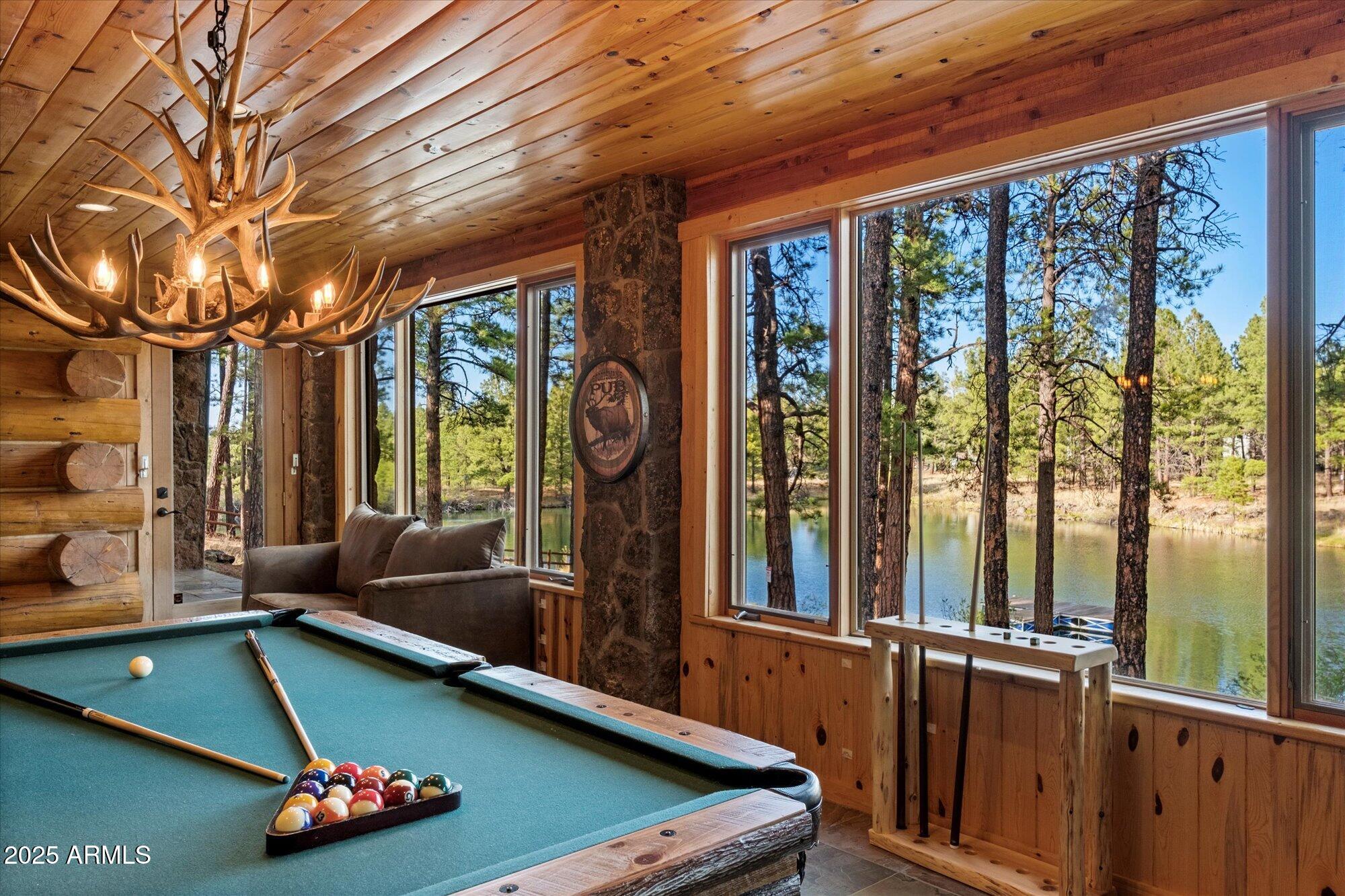 21 E COUNTY ROAD N1031 Road, 1031