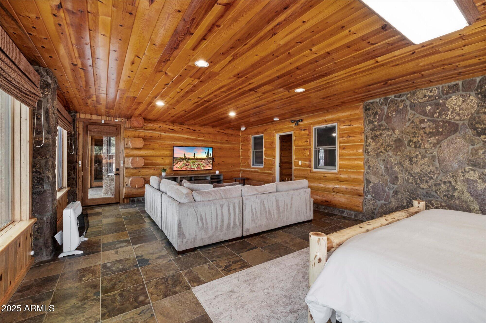 21 E COUNTY ROAD N1031 Road, 1031