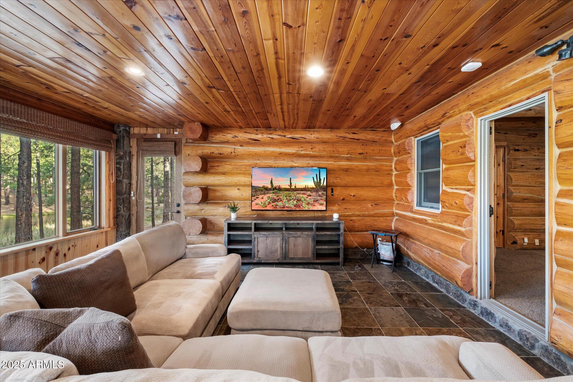 21 E COUNTY ROAD N1031 Road, 1031