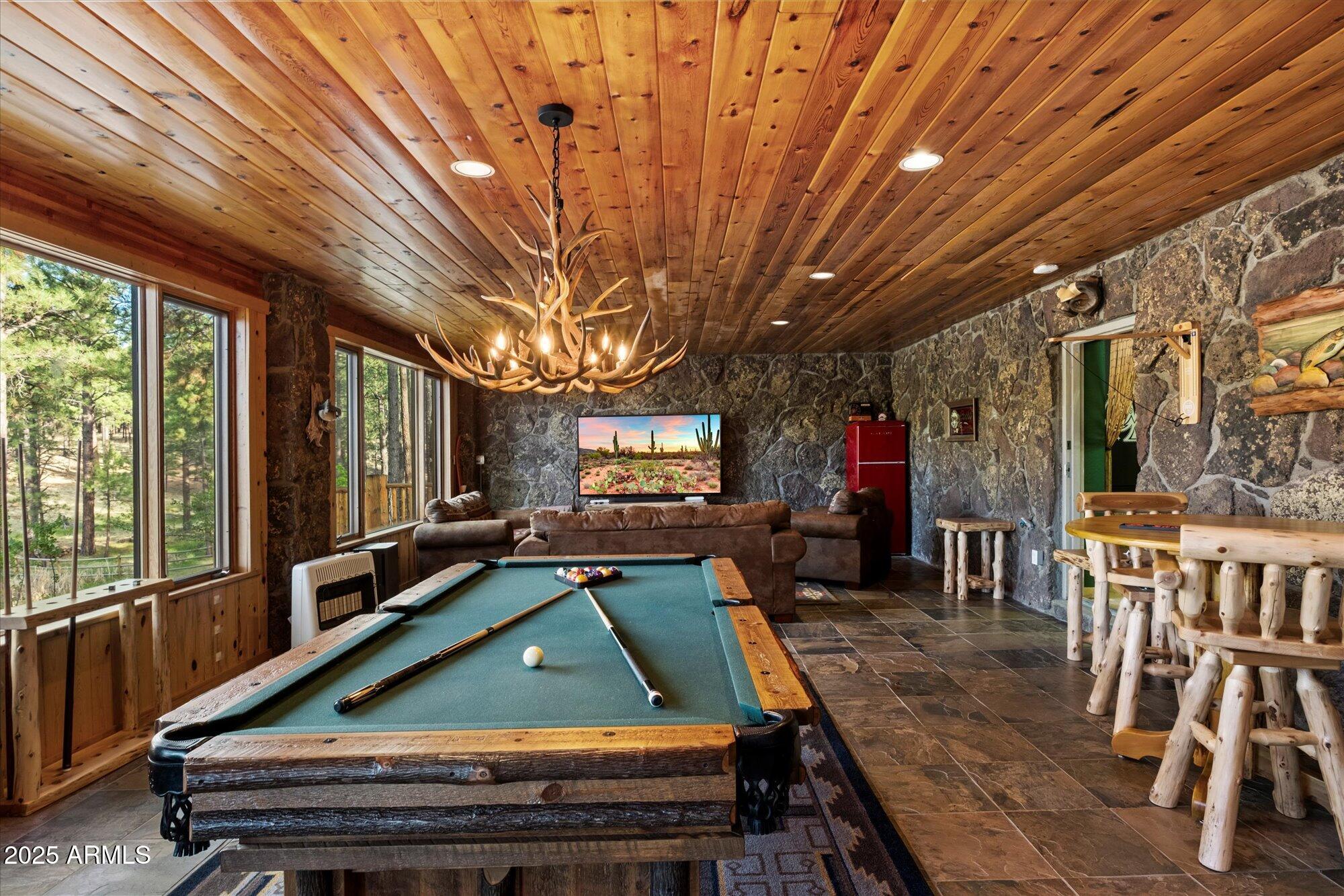 21 E COUNTY ROAD N1031 Road, 1031