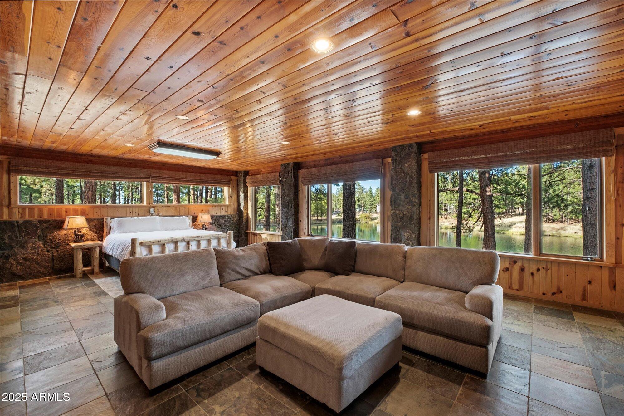 21 E COUNTY ROAD N1031 Road, 1031