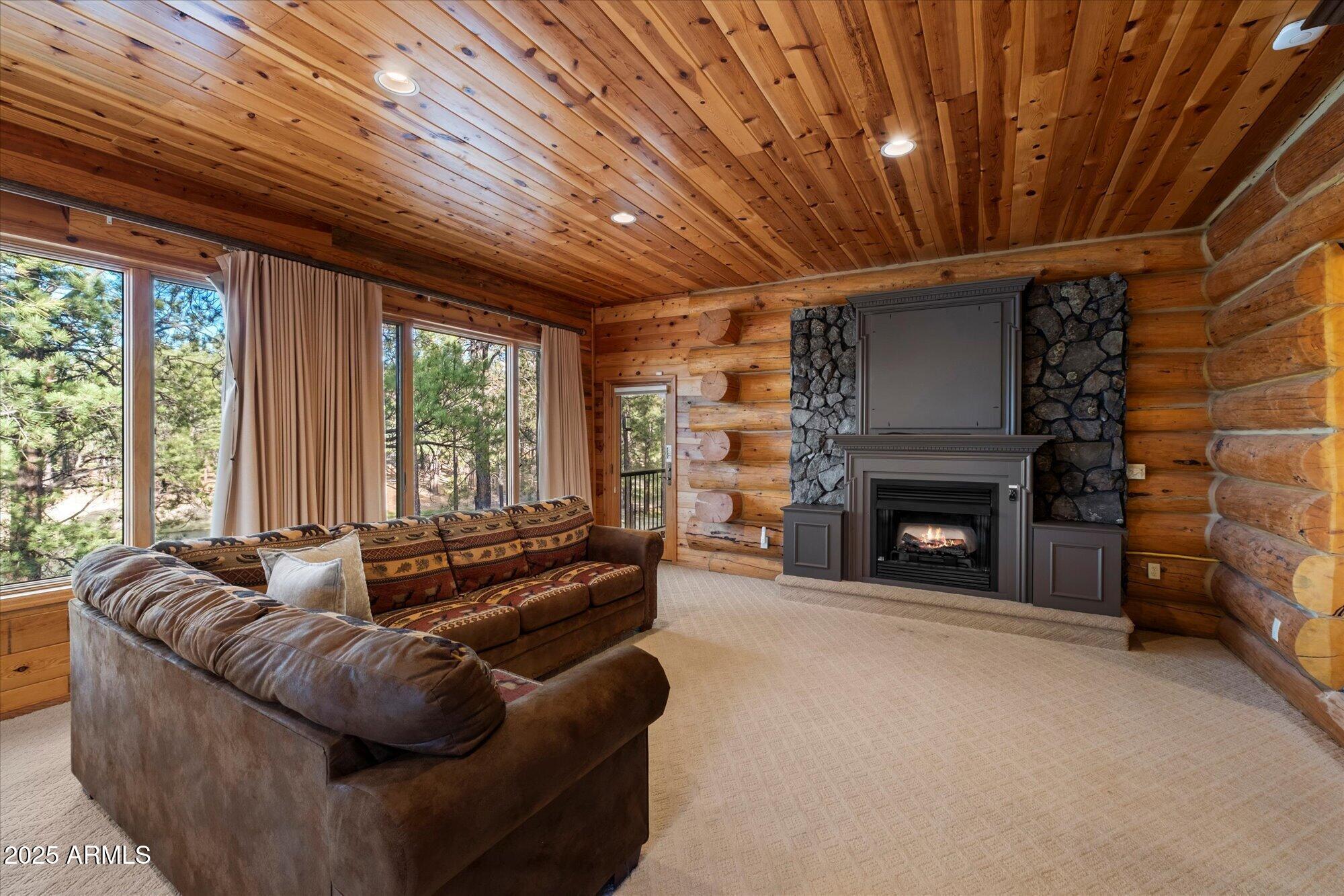 21 E COUNTY ROAD N1031 Road, 1031