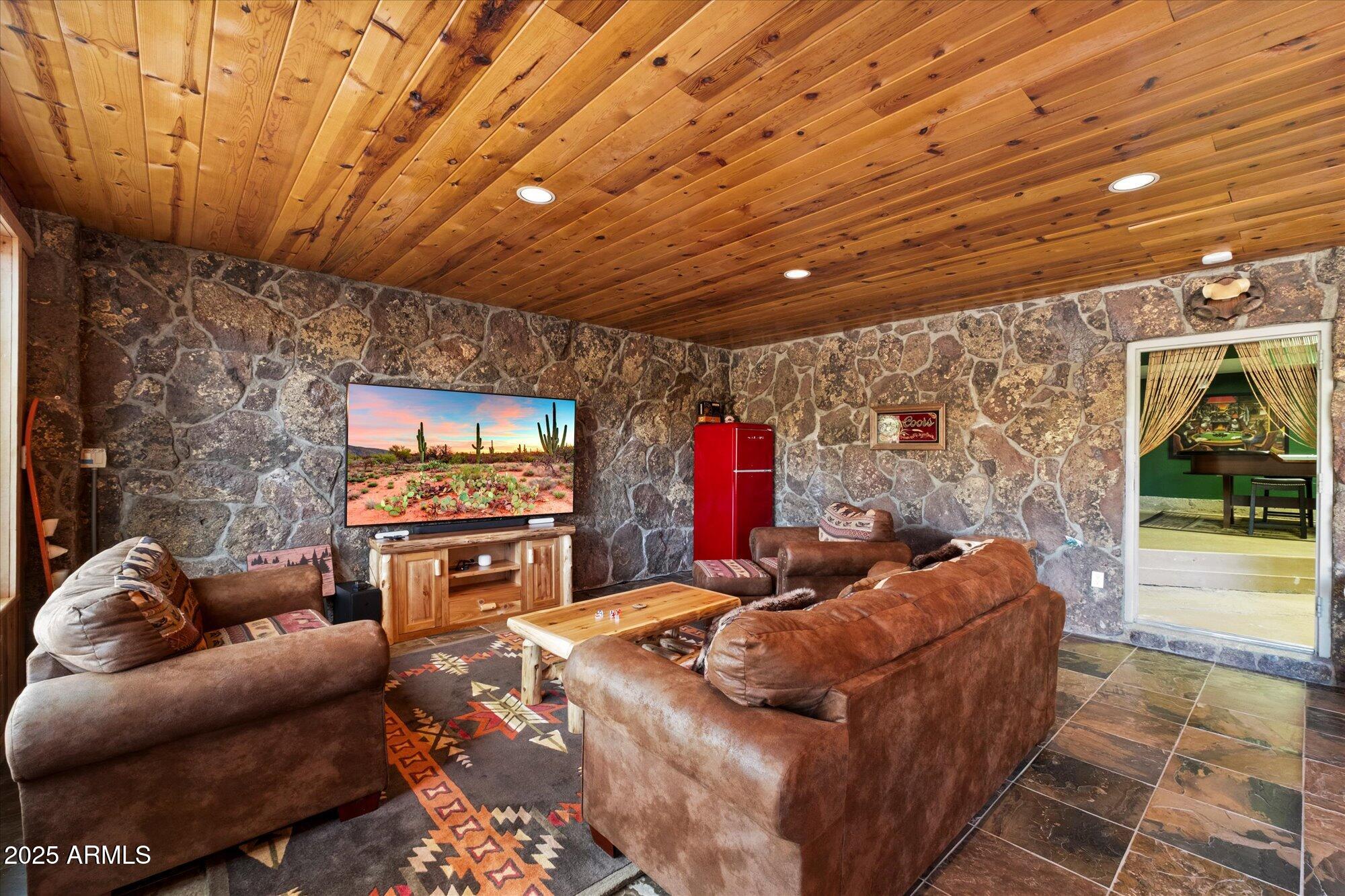 21 E COUNTY ROAD N1031 Road, 1031