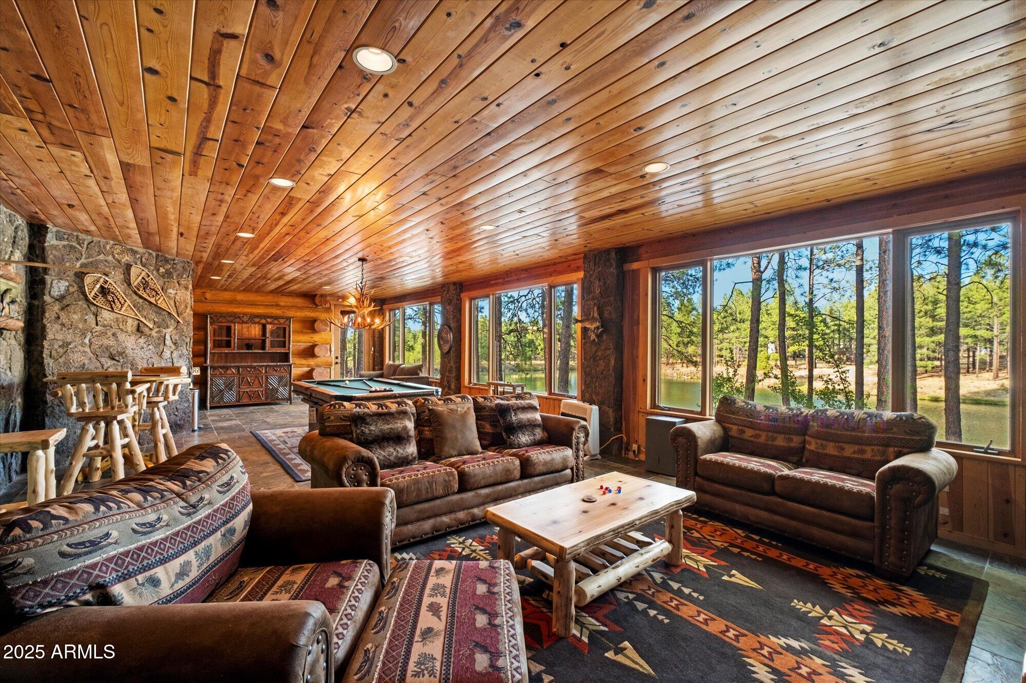 21 E COUNTY ROAD N1031 Road, 1031