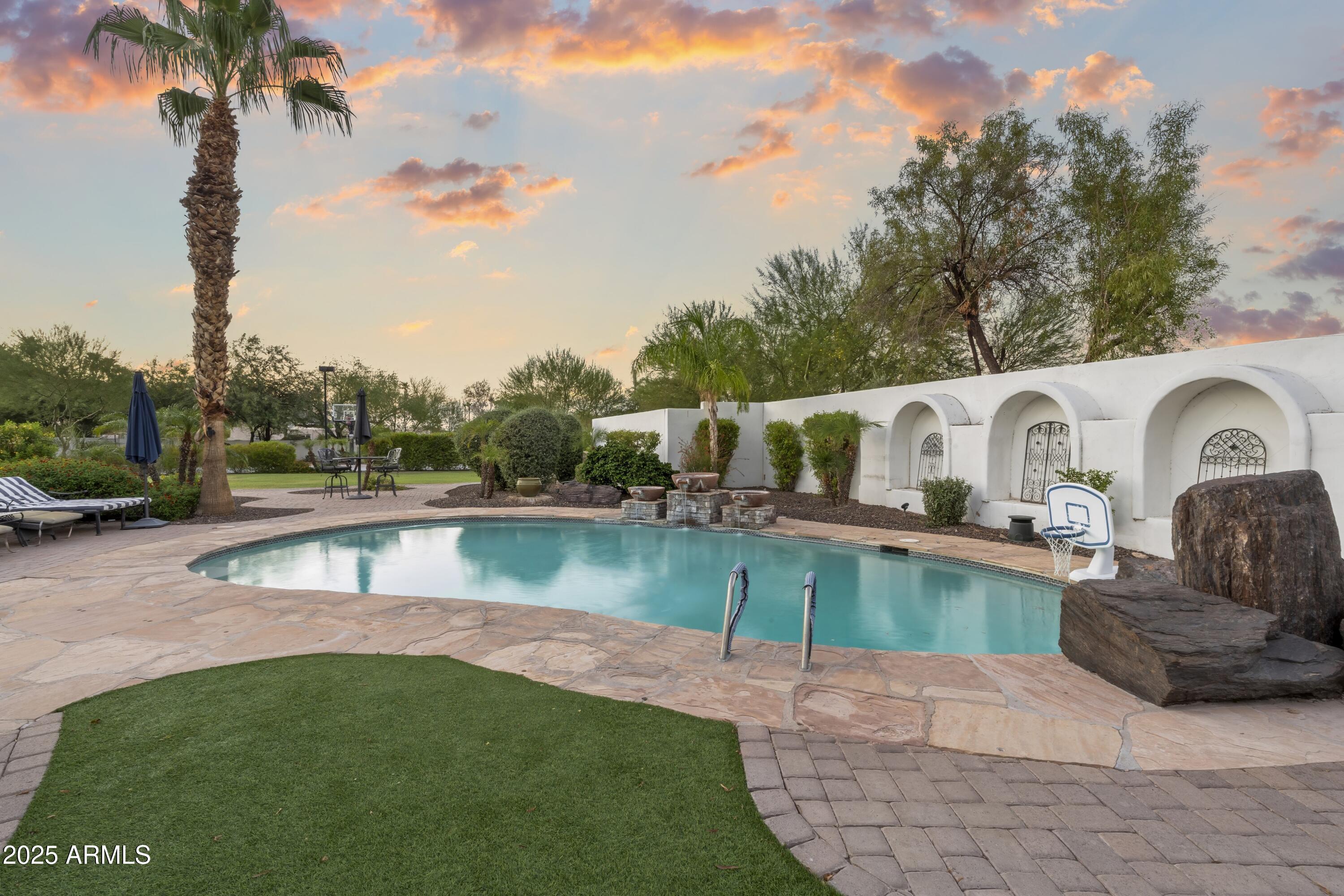 4824 E HUMMINGBIRD Lane