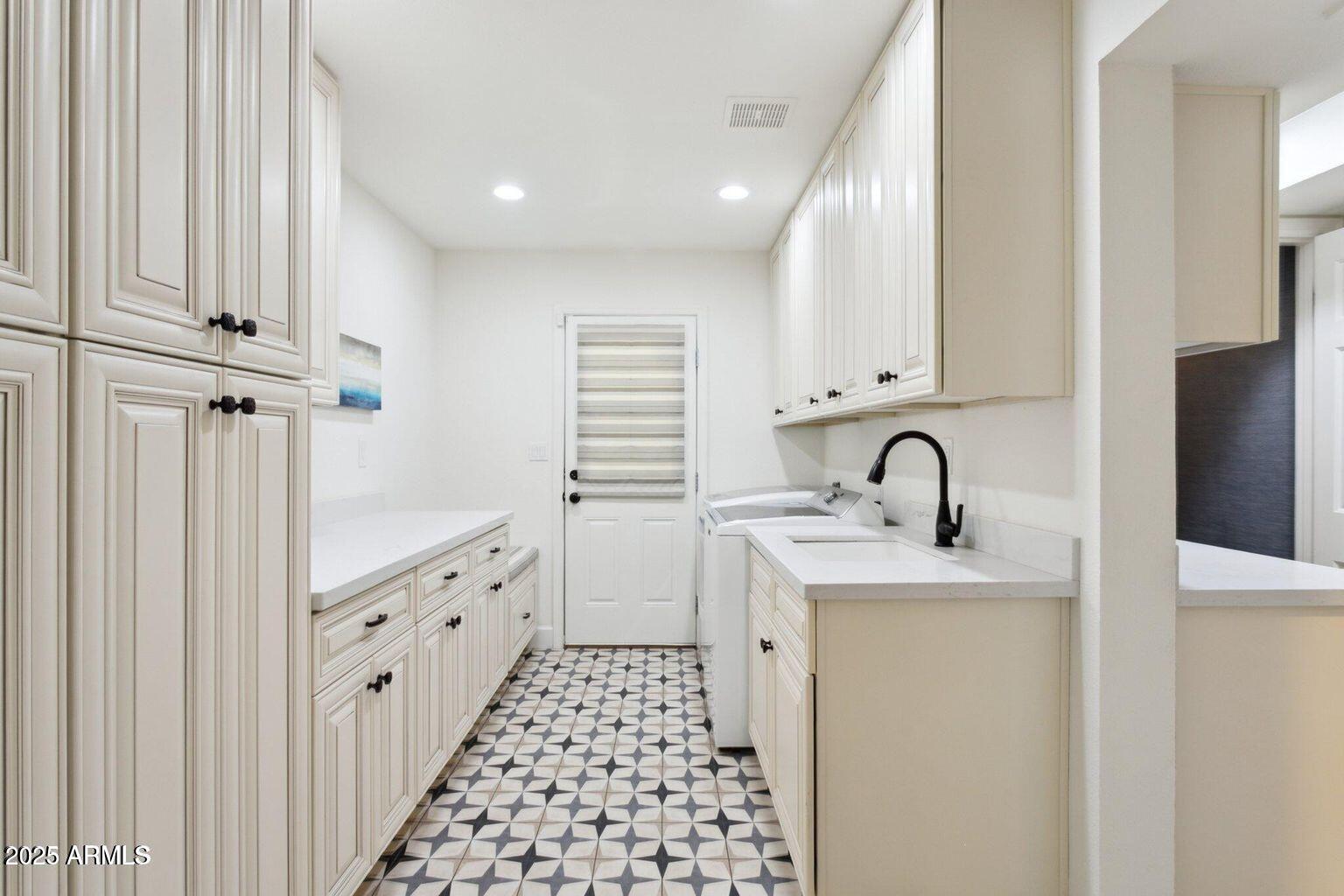 8943 N 80th Place