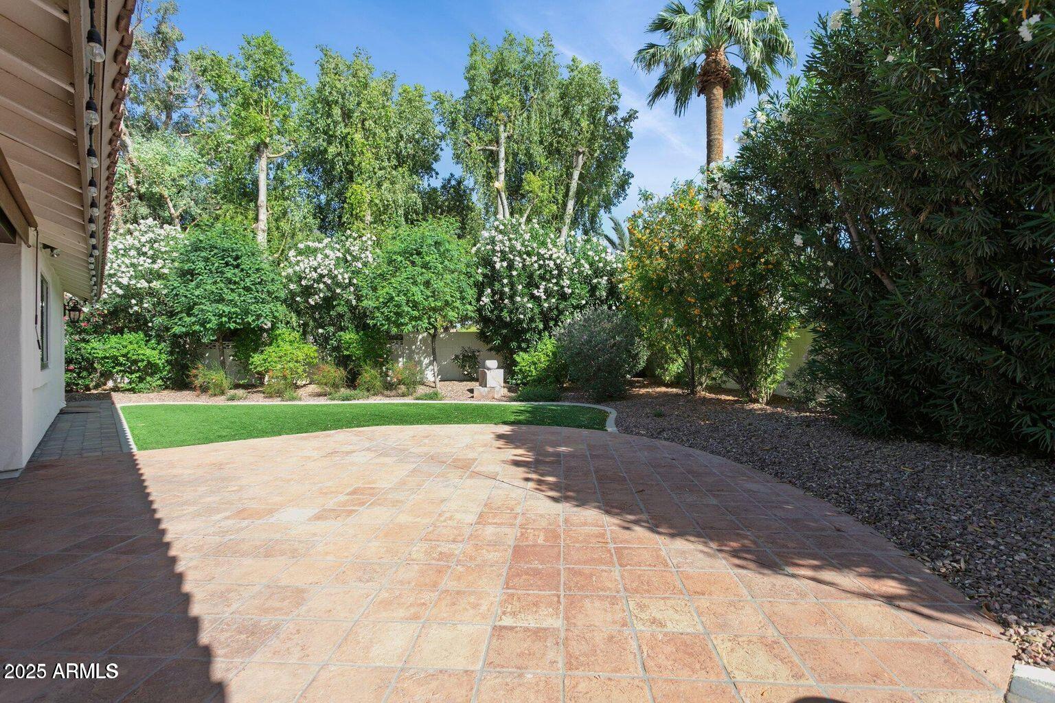 8943 N 80th Place