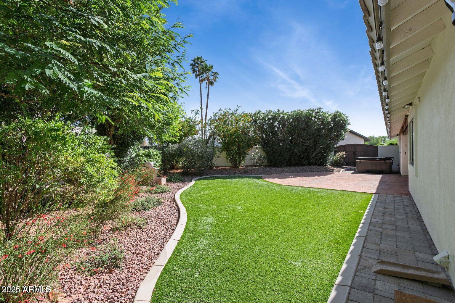 8943 N 80th Place