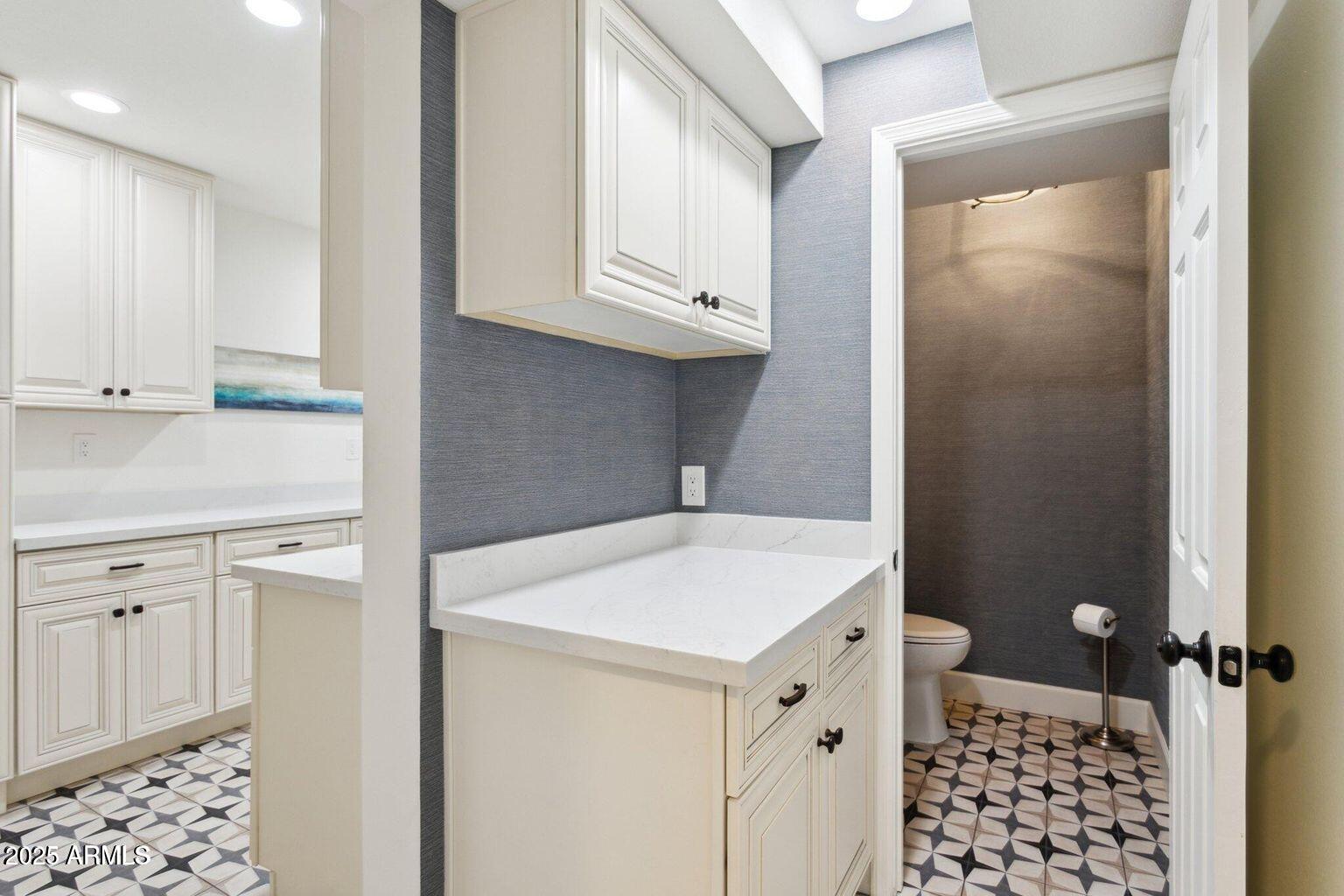 8943 N 80th Place