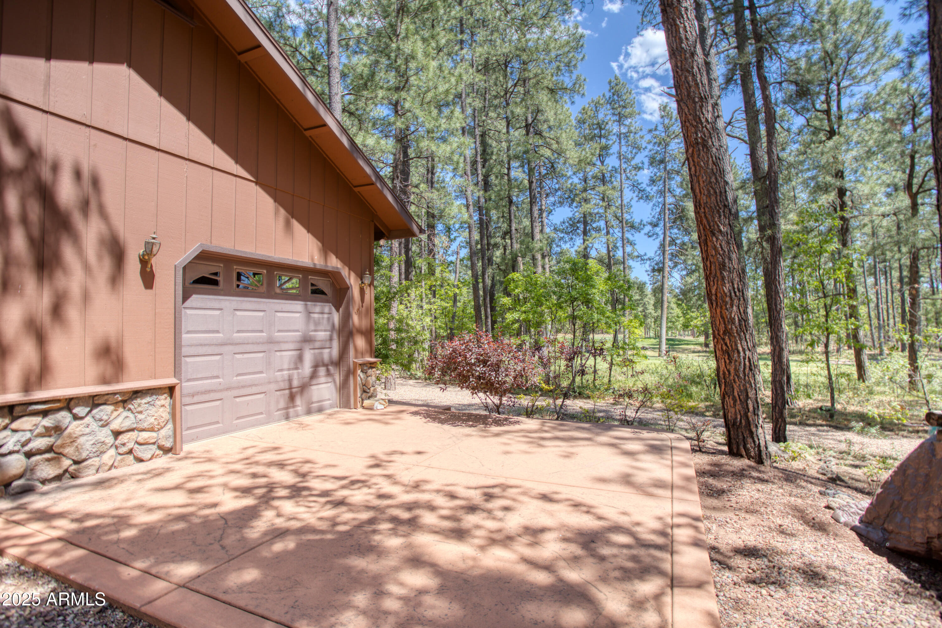 3437 RED ROBIN Road