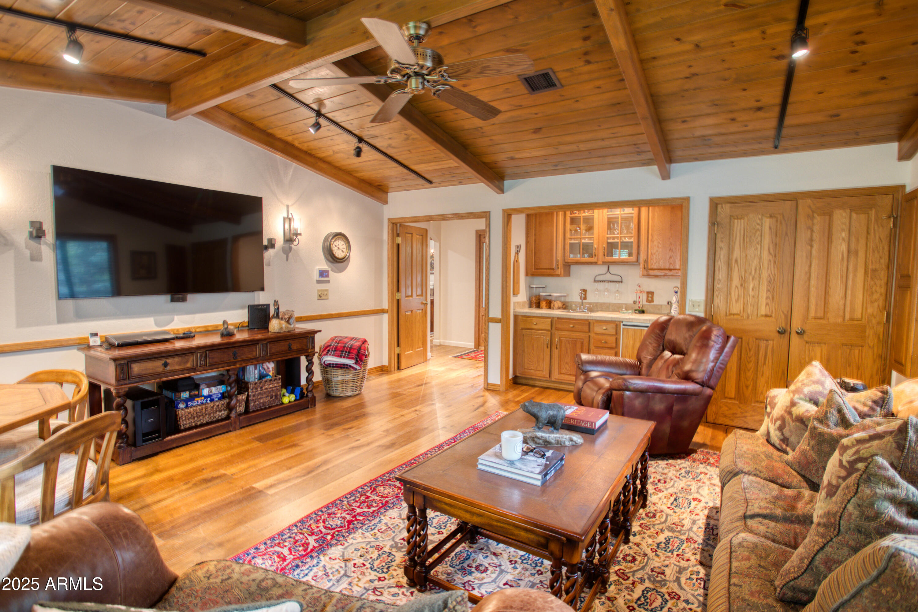 3437 RED ROBIN Road