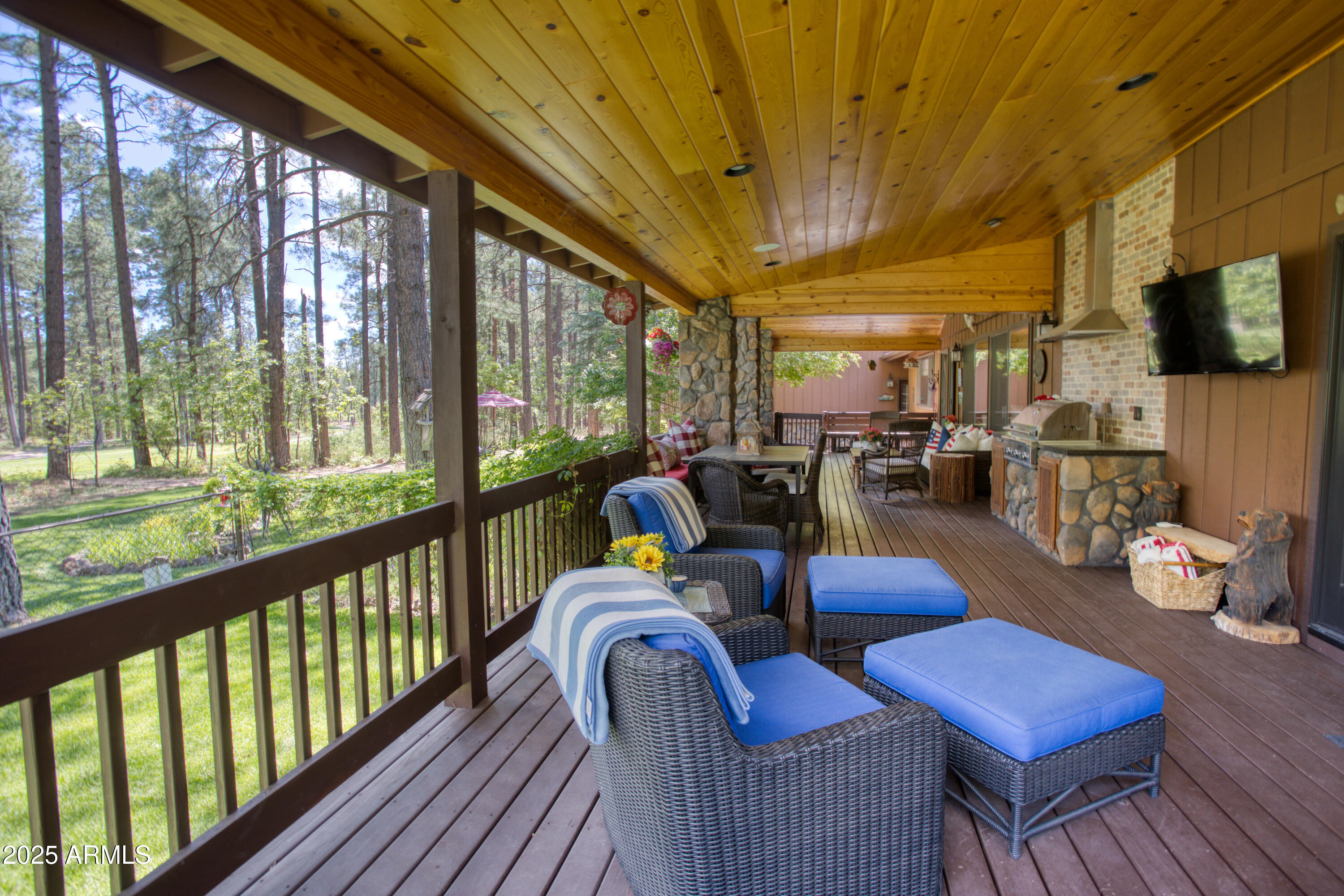 3437 RED ROBIN Road