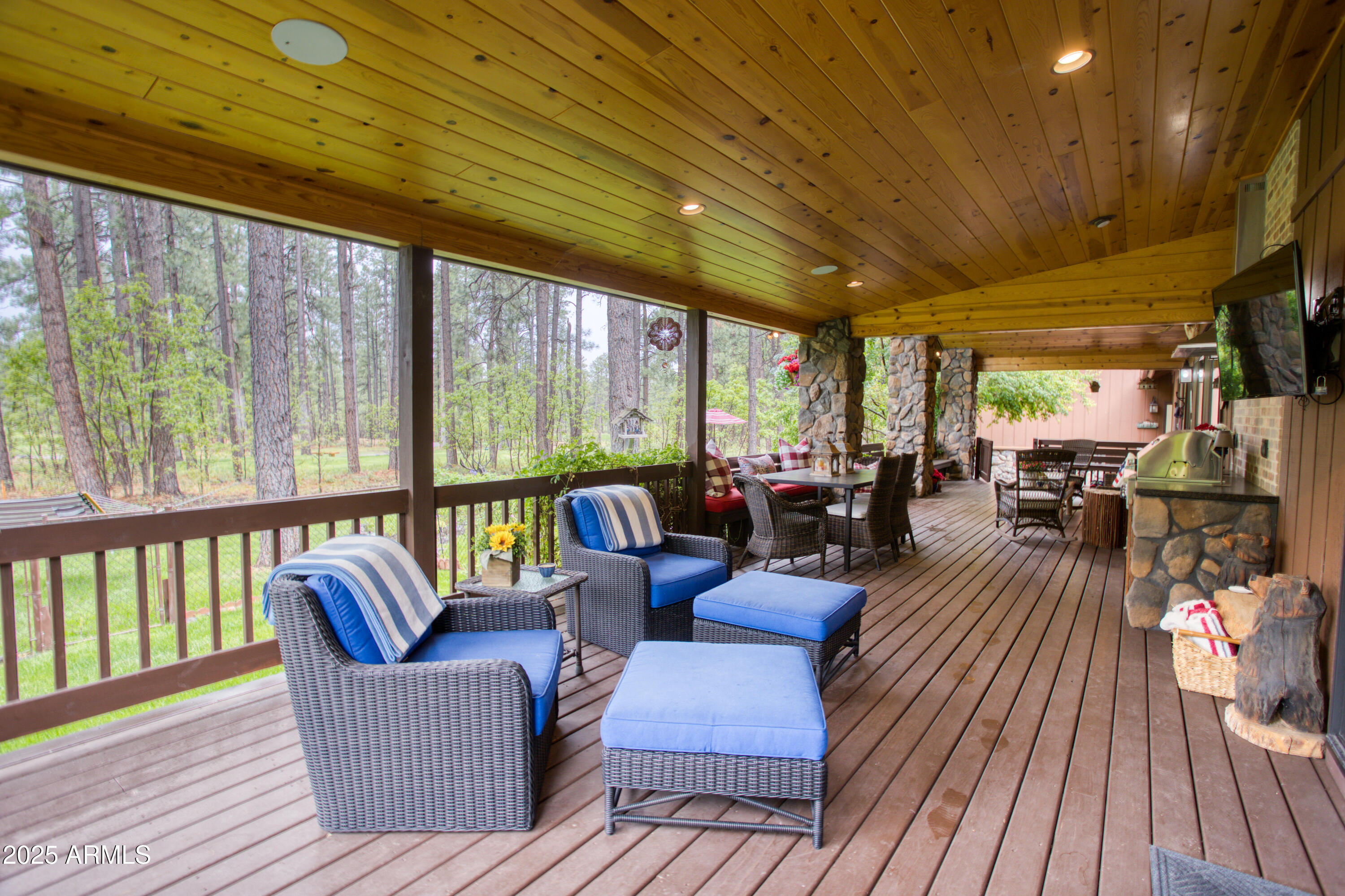 3437 RED ROBIN Road
