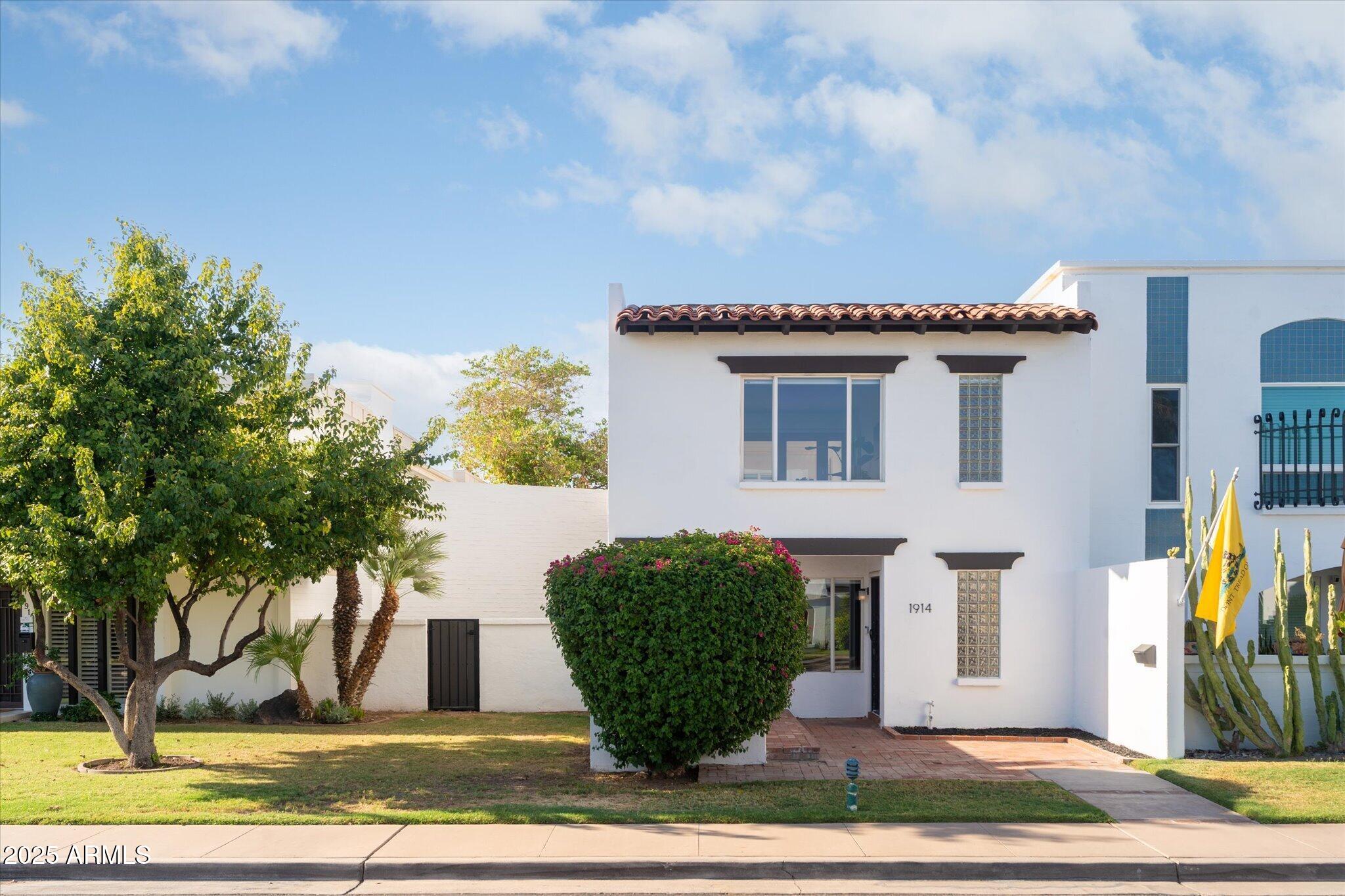 1914 E MEDLOCK Drive