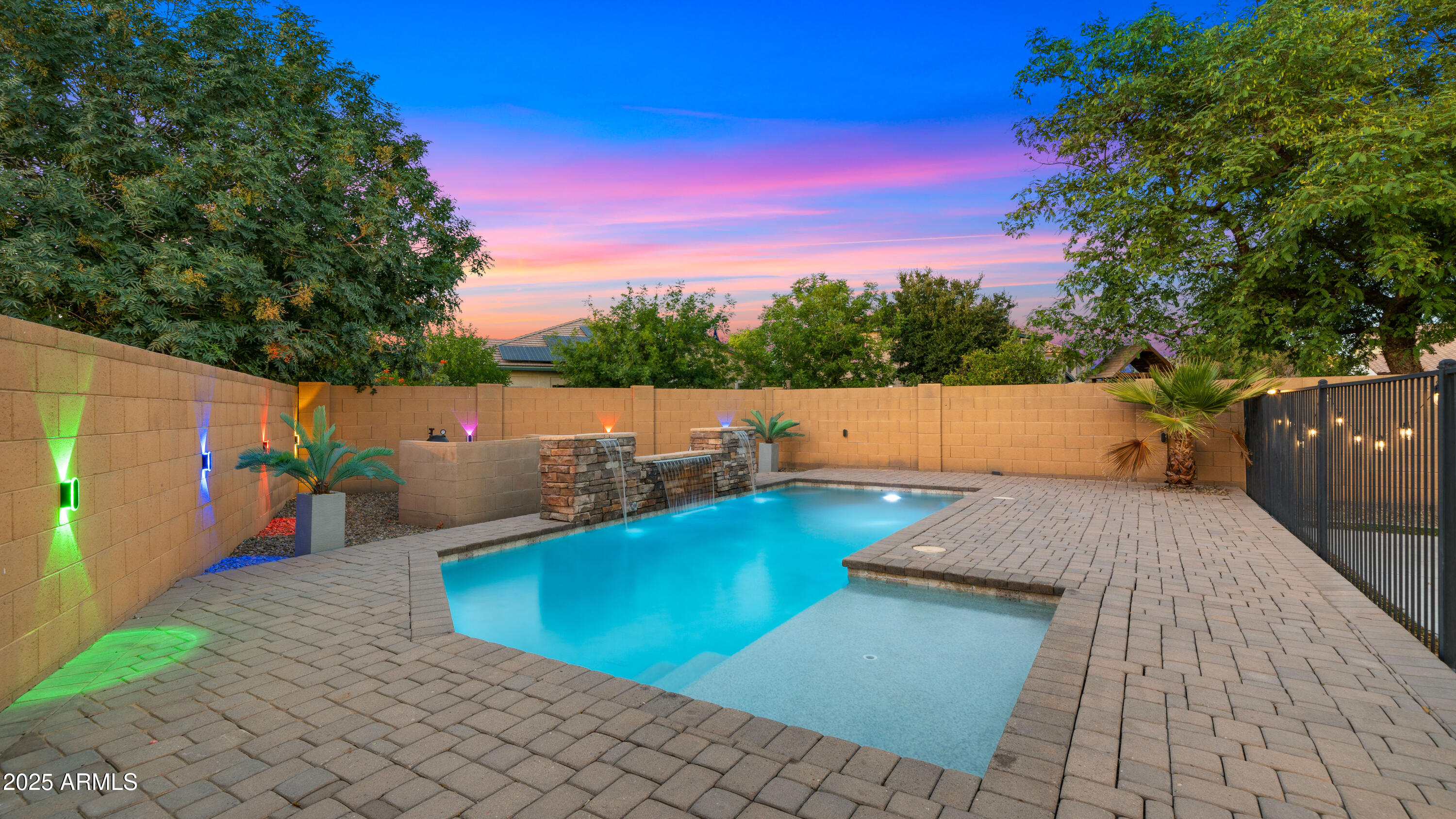 886 E BUCKINGHAM Avenue