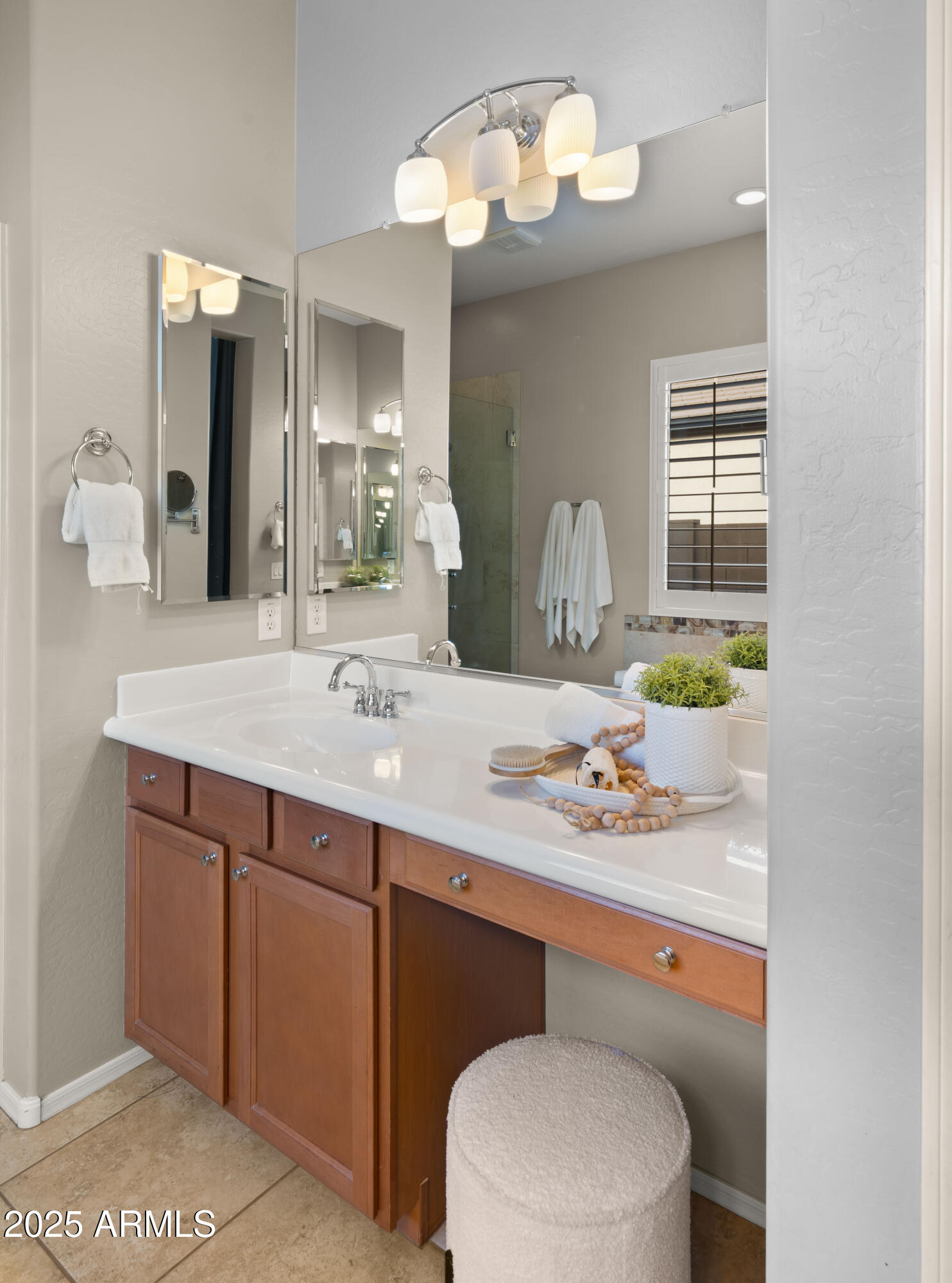 886 E BUCKINGHAM Avenue