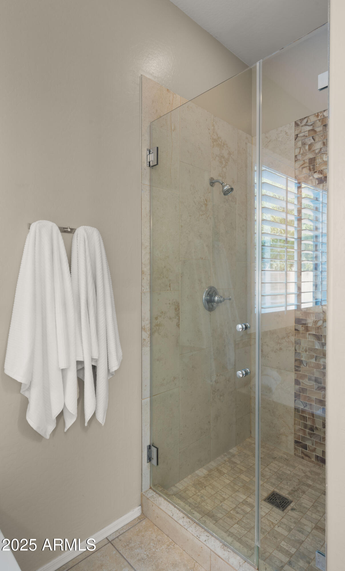 886 E BUCKINGHAM Avenue