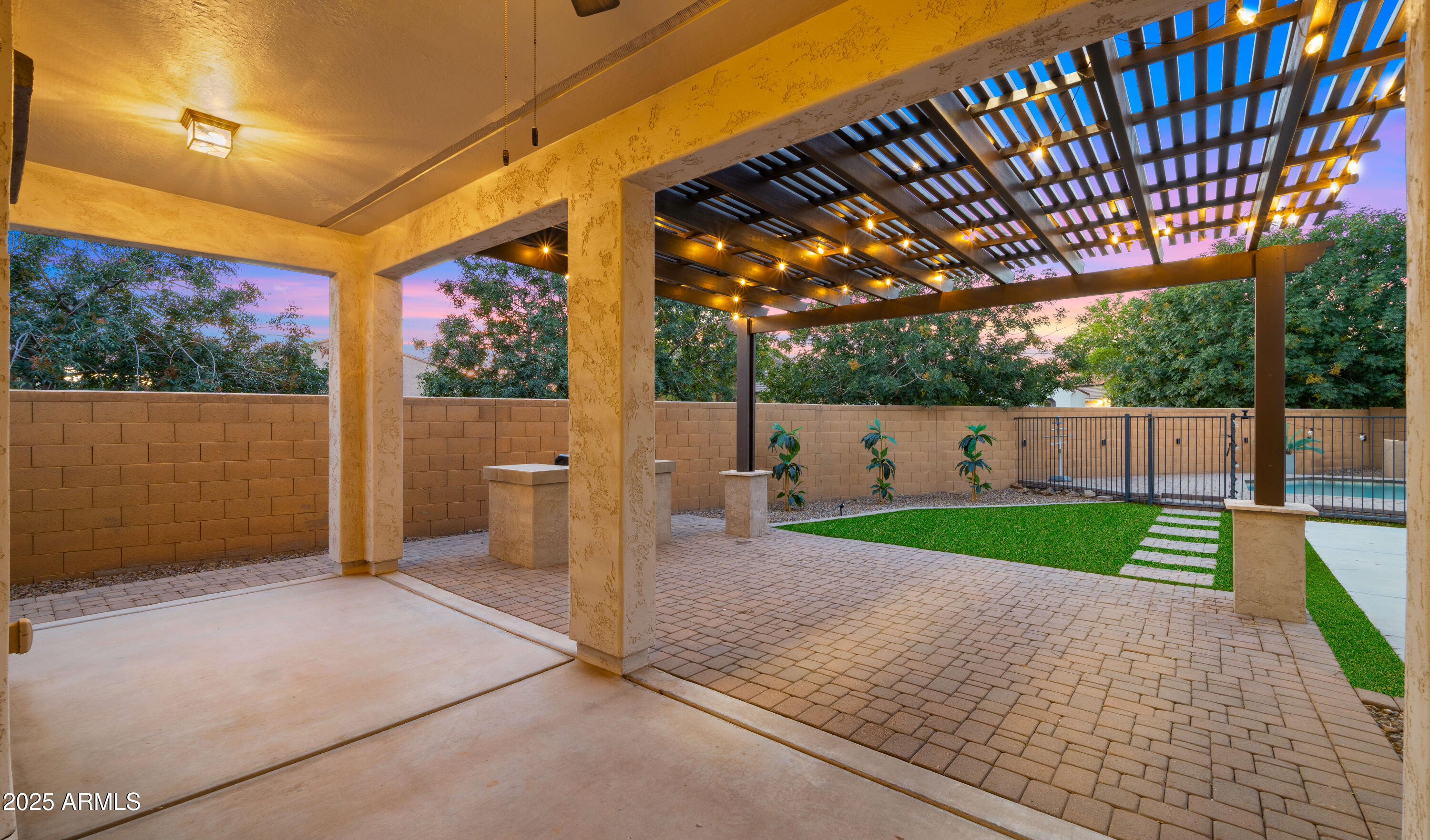 886 E BUCKINGHAM Avenue