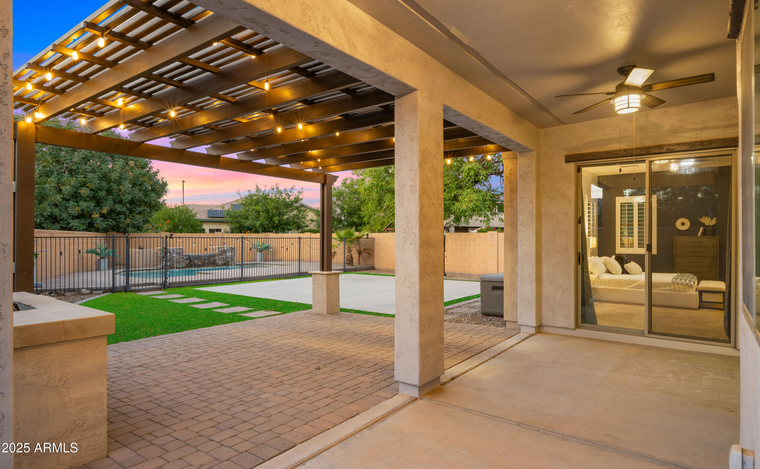 886 E BUCKINGHAM Avenue