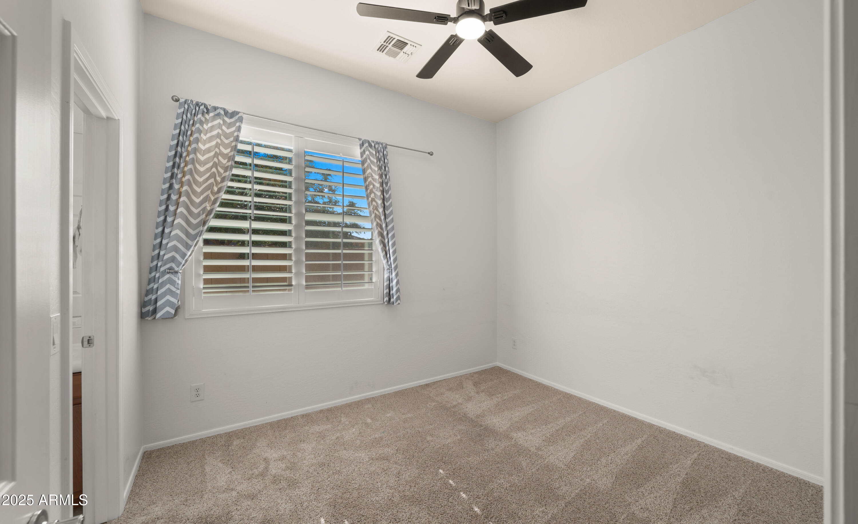 886 E BUCKINGHAM Avenue