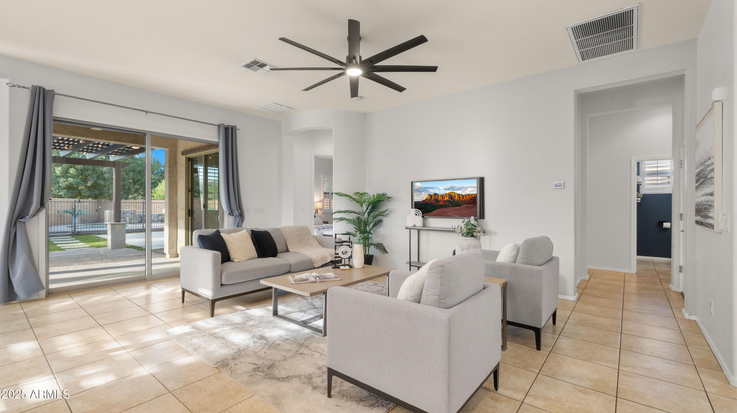 886 E BUCKINGHAM Avenue