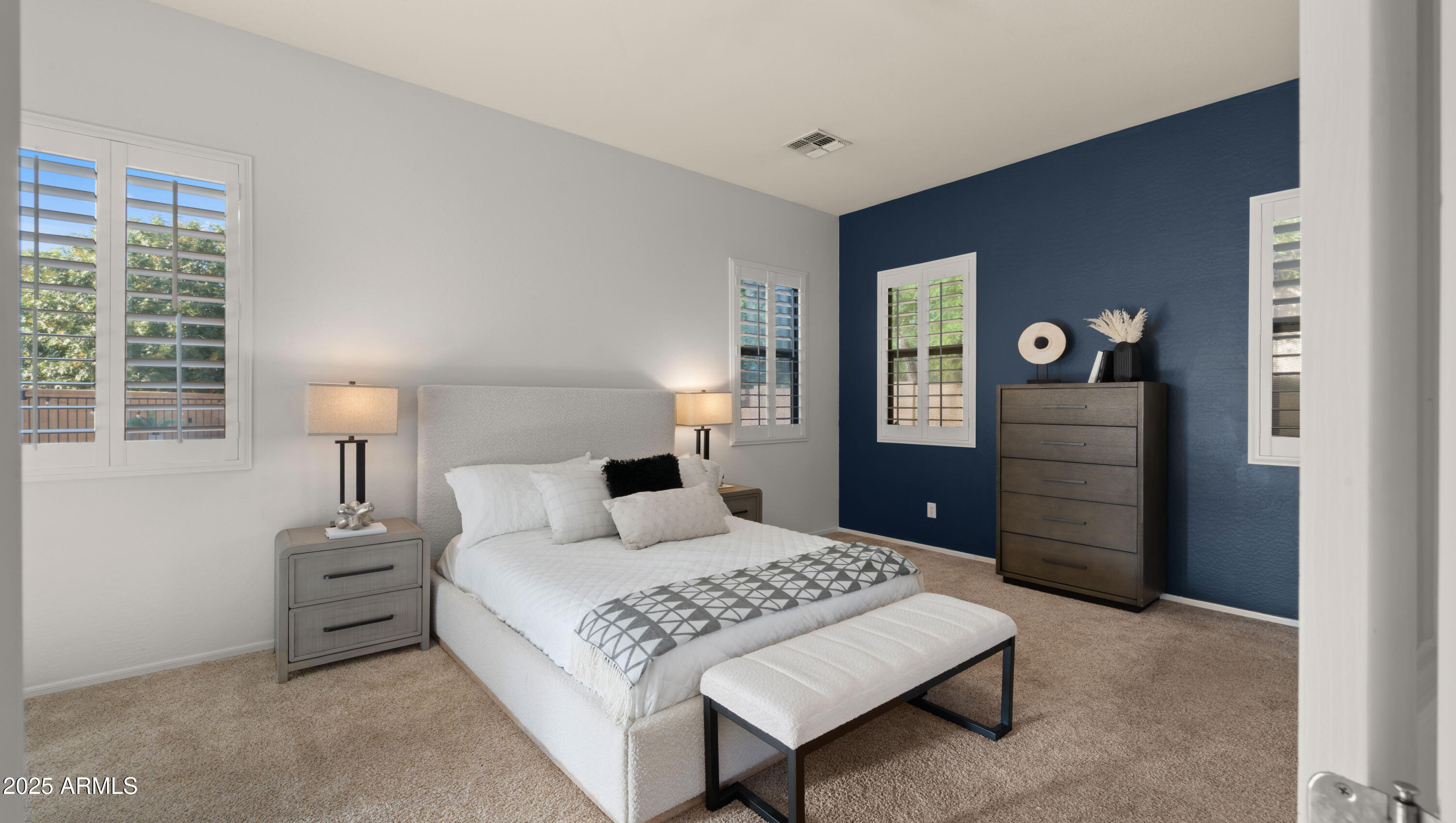 886 E BUCKINGHAM Avenue