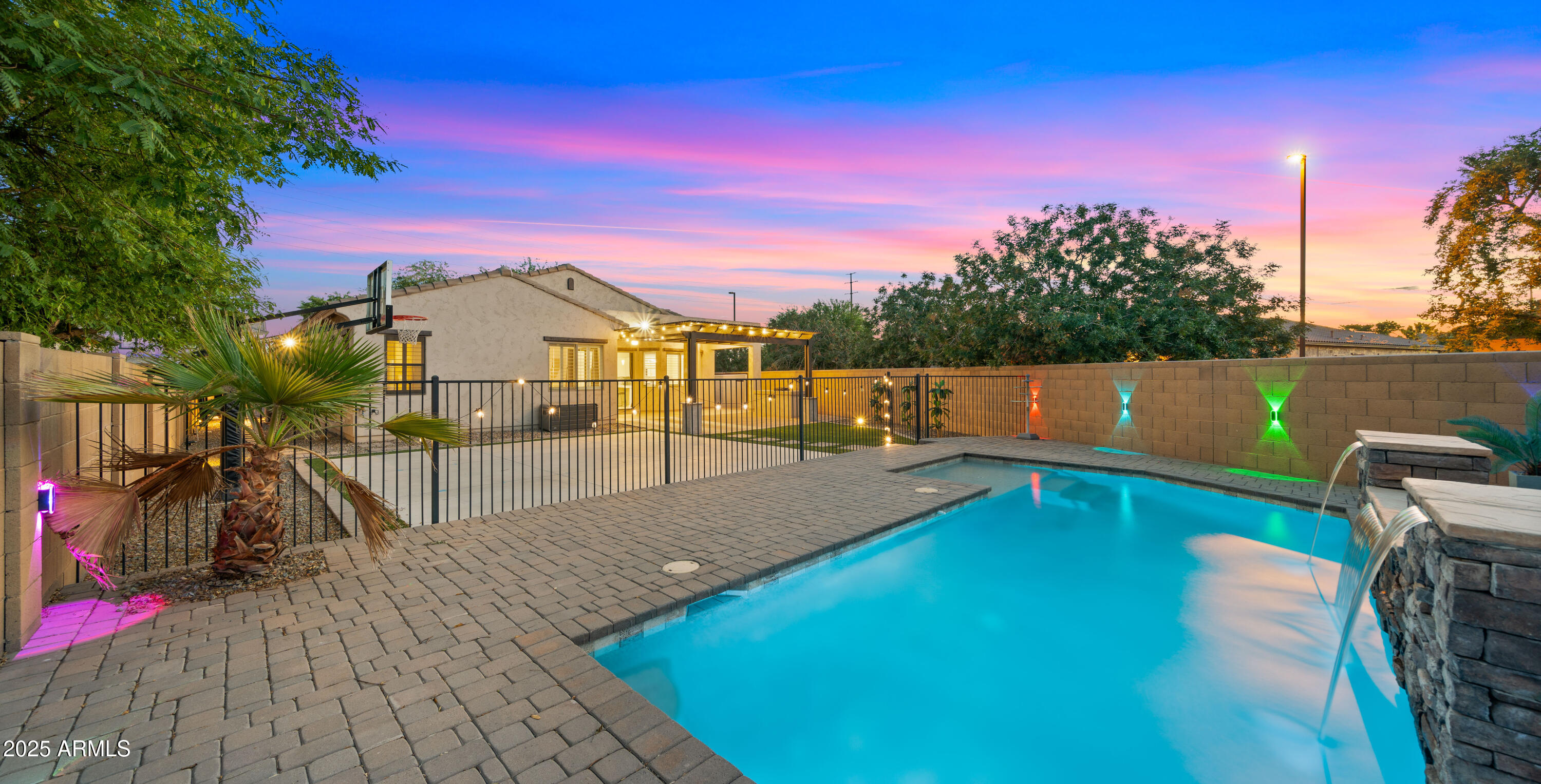 886 E BUCKINGHAM Avenue