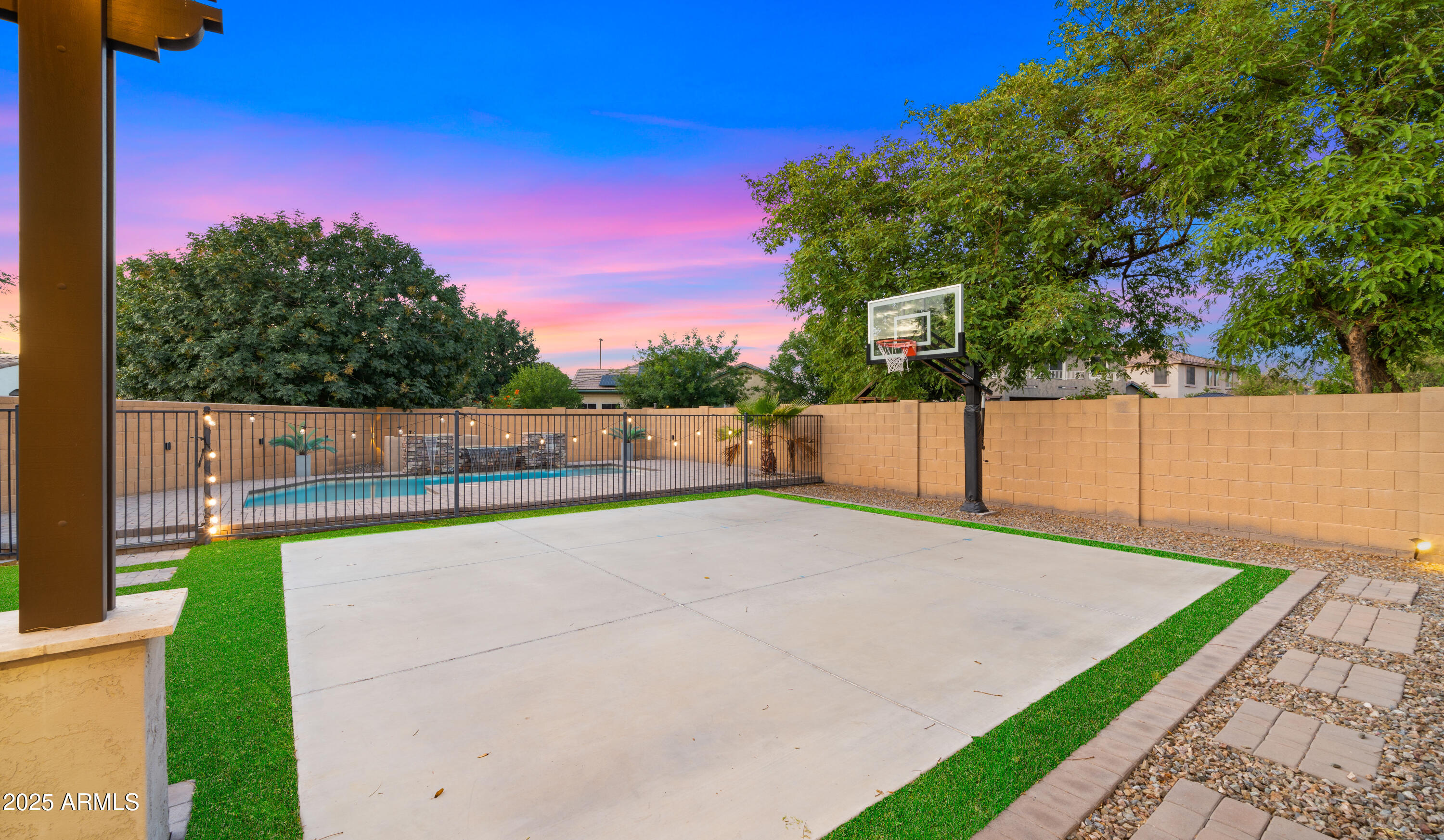 886 E BUCKINGHAM Avenue