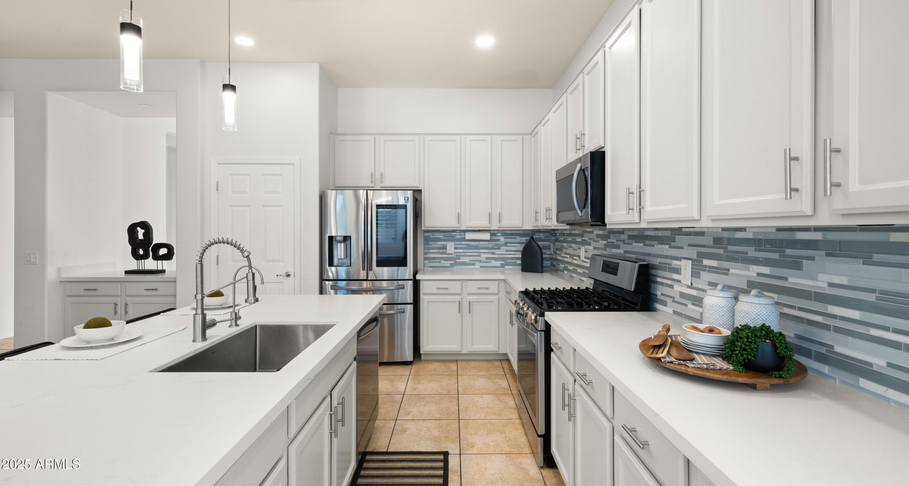 886 E BUCKINGHAM Avenue