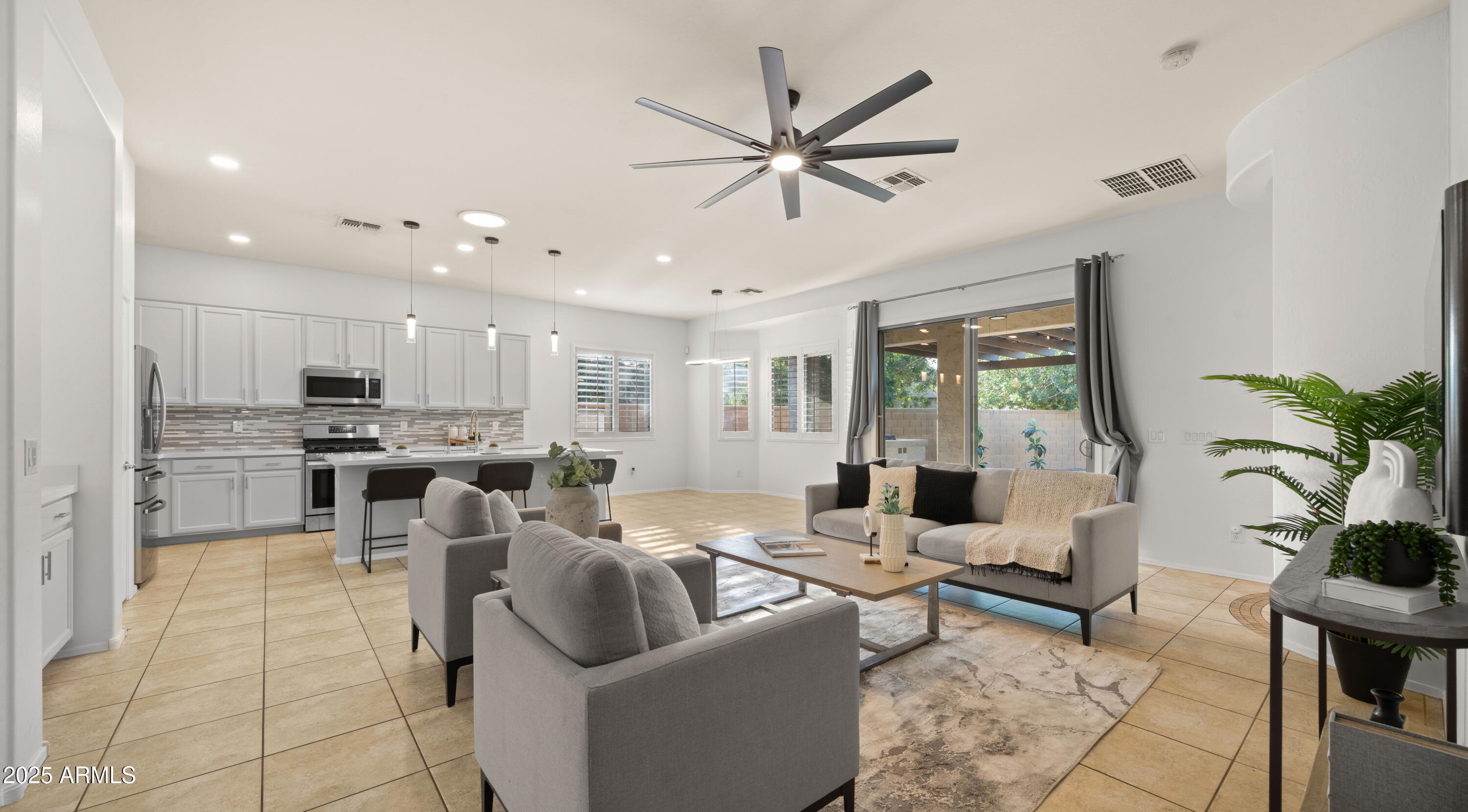 886 E BUCKINGHAM Avenue