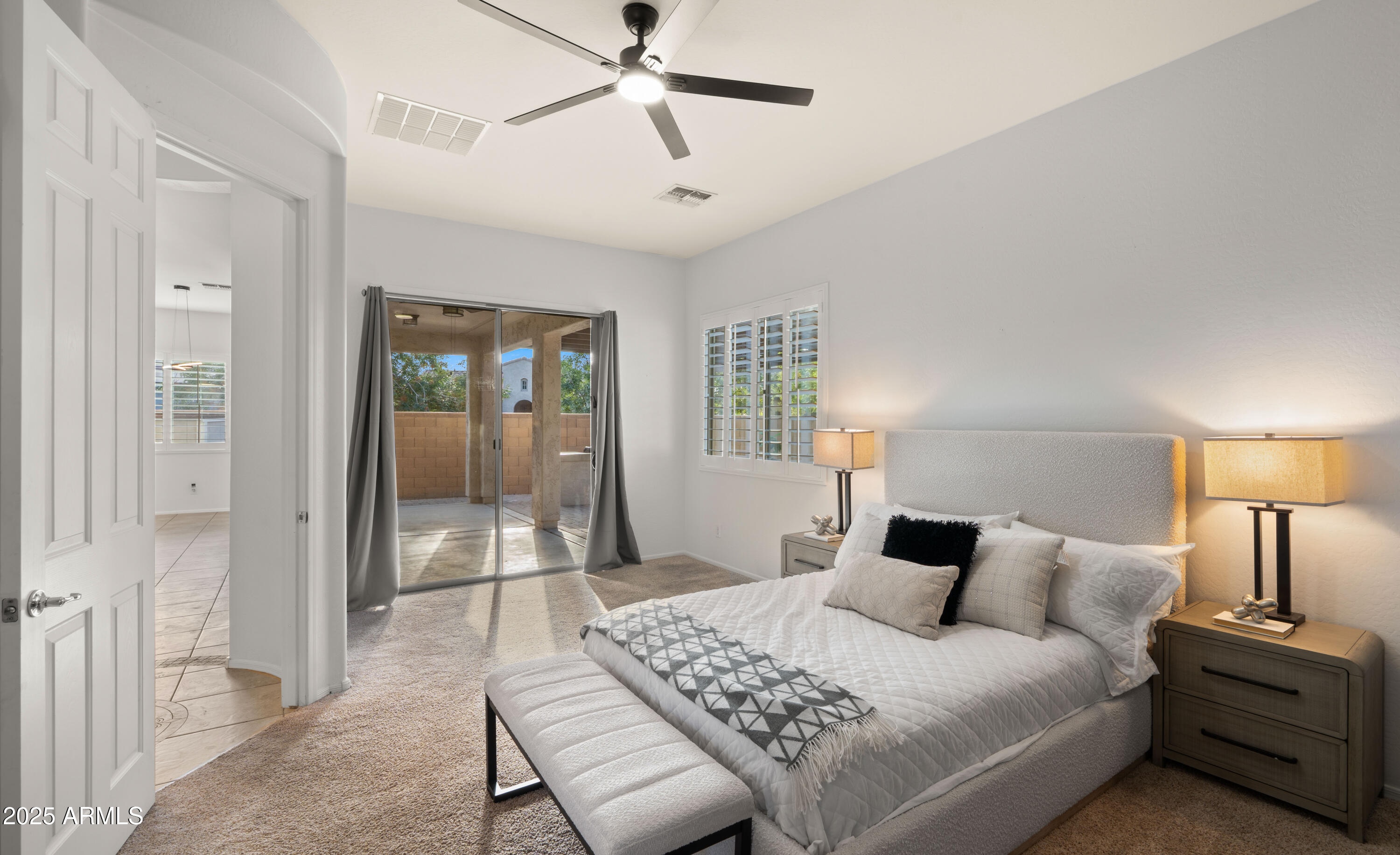 886 E BUCKINGHAM Avenue