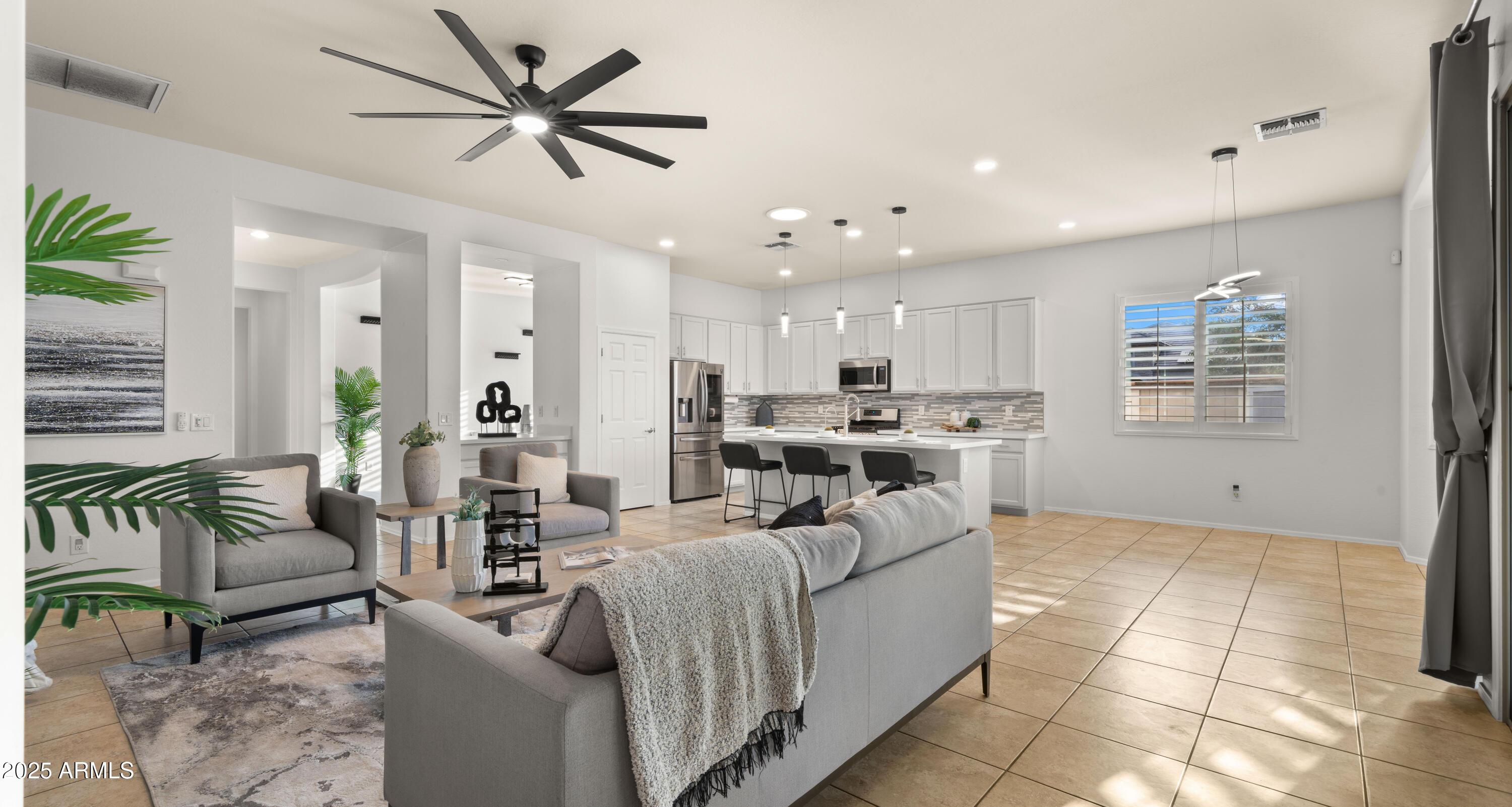 886 E BUCKINGHAM Avenue