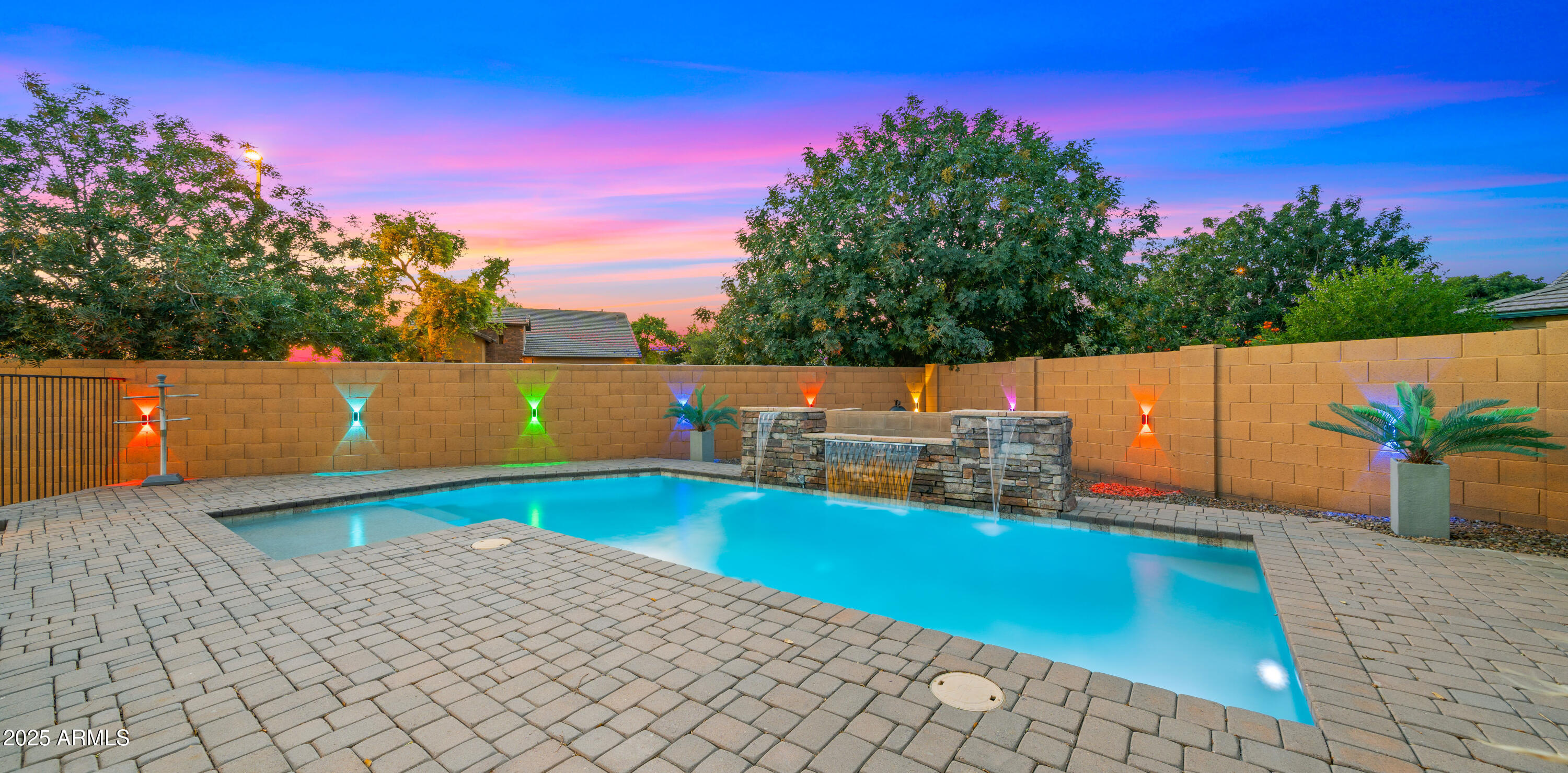 886 E BUCKINGHAM Avenue