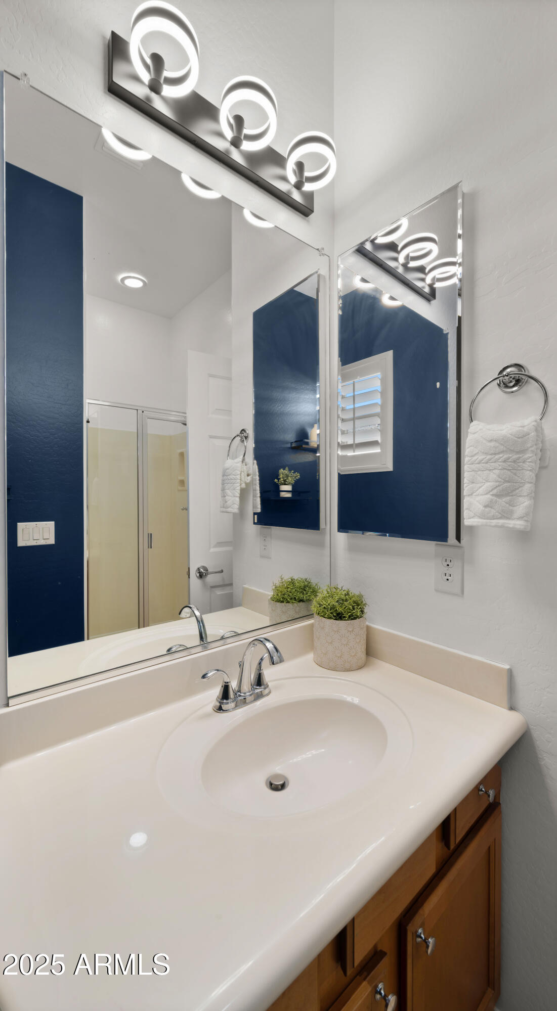 886 E BUCKINGHAM Avenue