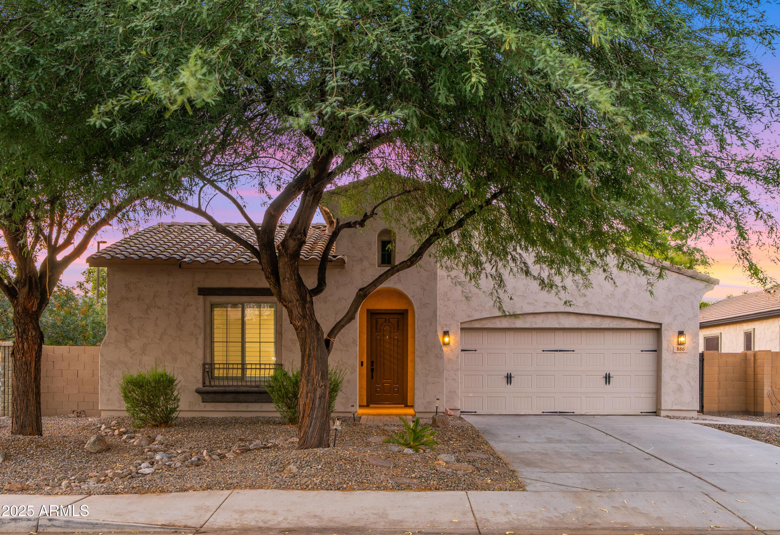 886 E BUCKINGHAM Avenue